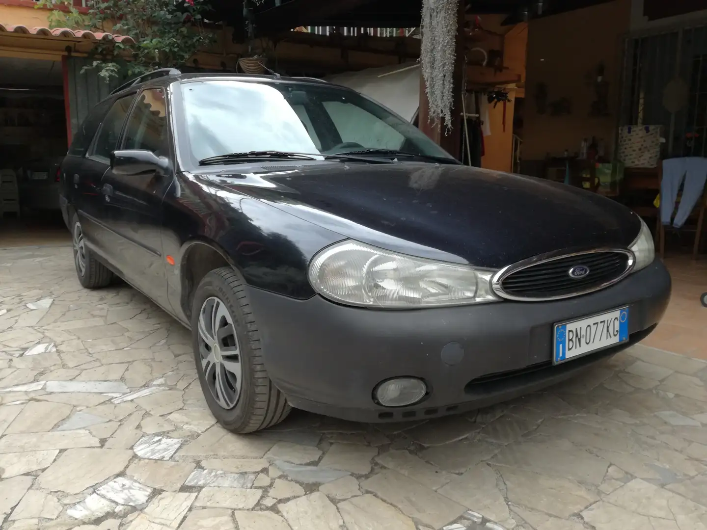 Ford Mondeo Mondeo SW 1.8 16v GT Zwart - 1