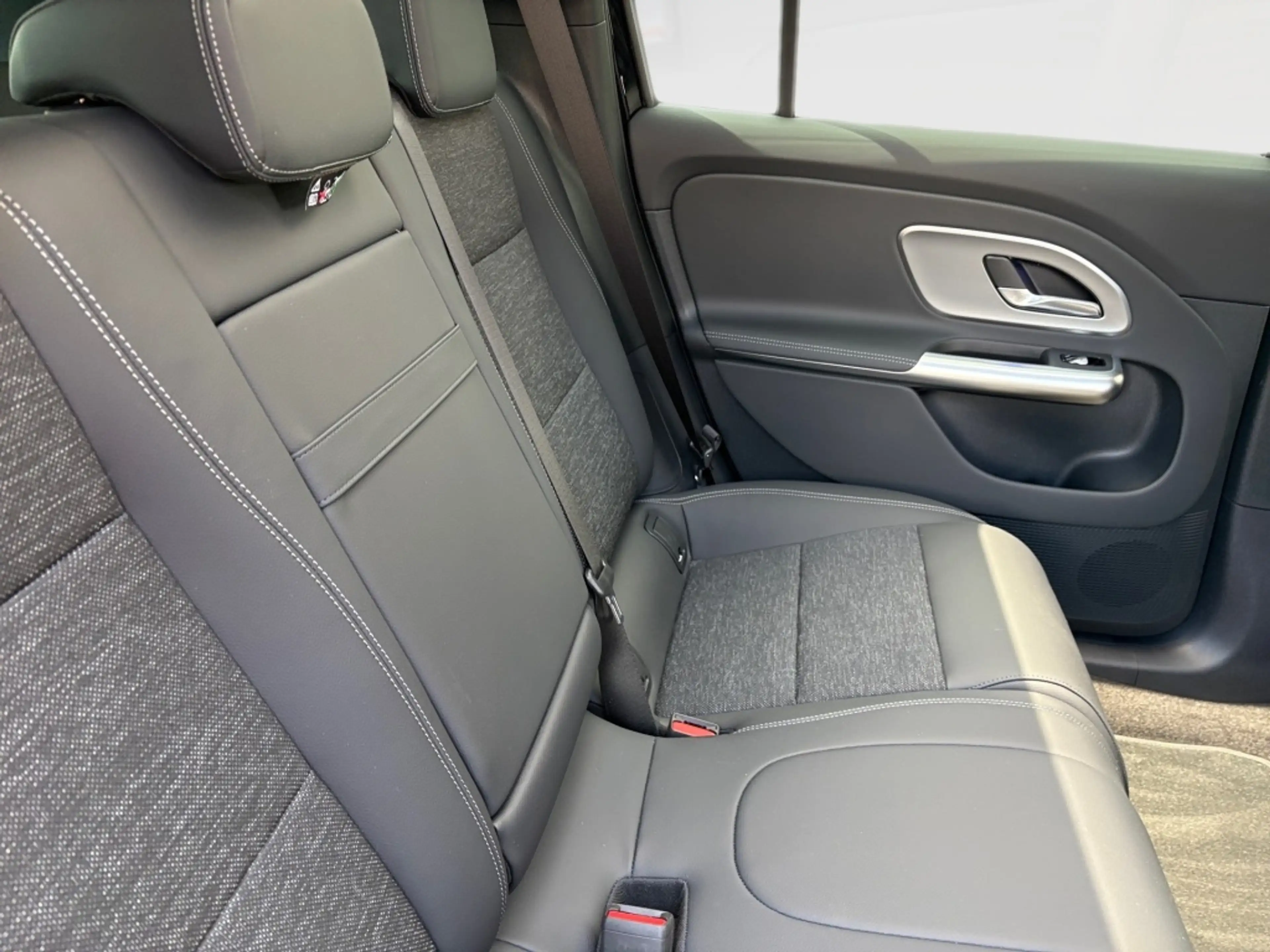Mercedes-Benz GLB 250 + Progressive+Pano+DISTRO+KEYLESS+LED+Kam — photo 9