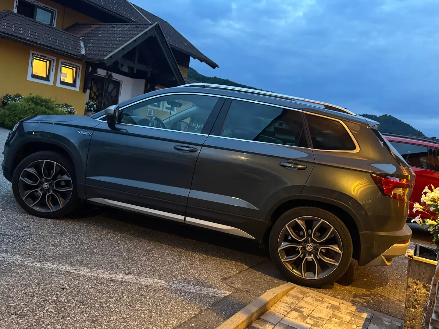 Skoda Karoq Karoq 2,0 TDI SCR 4x4 Scout DSG Scout Grau - 2