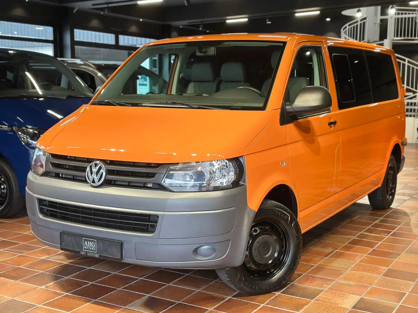 Volkswagen T5 Kombi T5 LANG 9-SITZE KLIMA AHK 1.HAND/BEHÖRDE SCHECKHEF Orange - 1