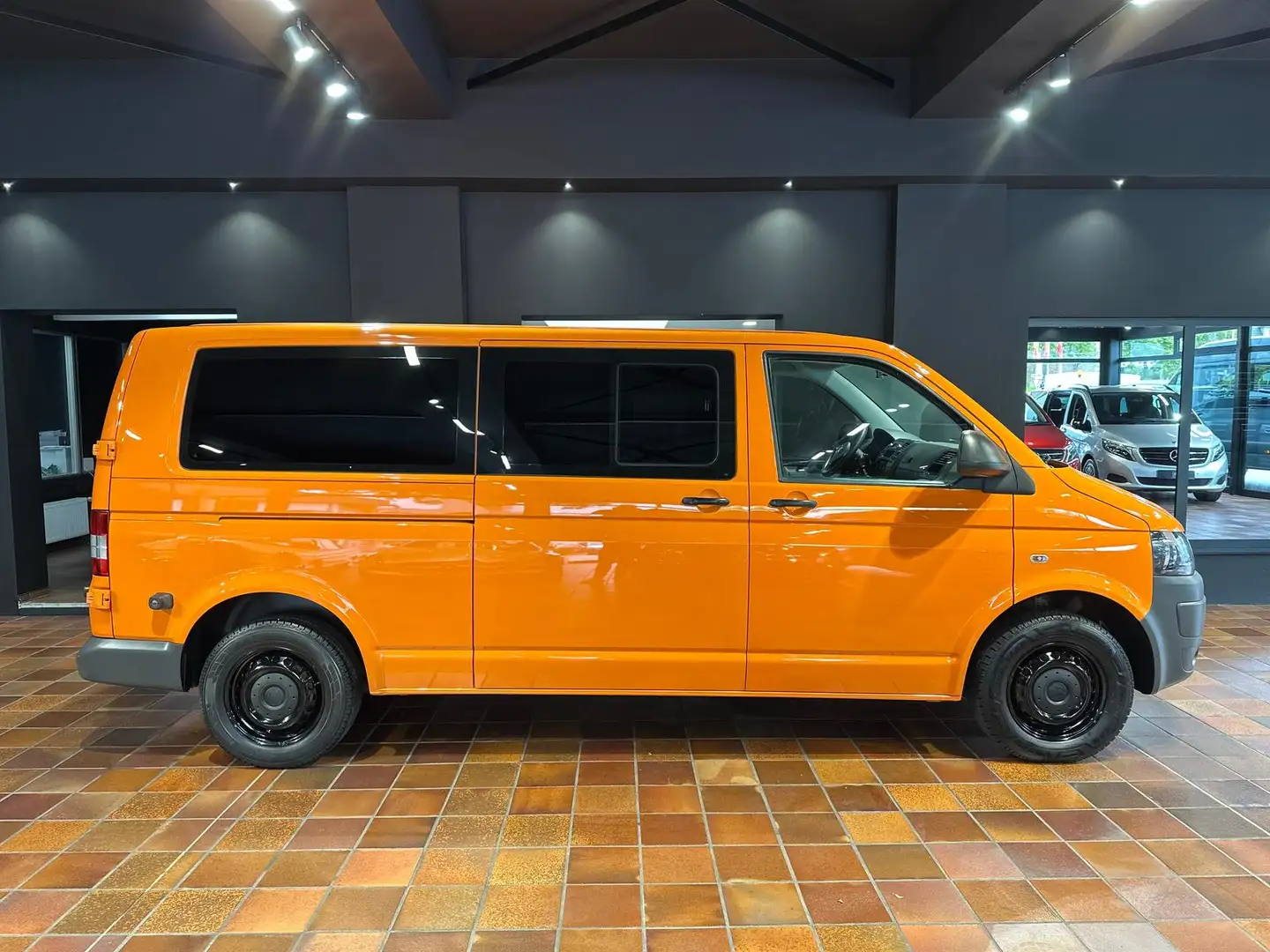 Volkswagen T5 Kombi T5 LANG 9-SITZE KLIMA AHK 1.HAND/BEHÖRDE SCHECKHEF Orange - 2