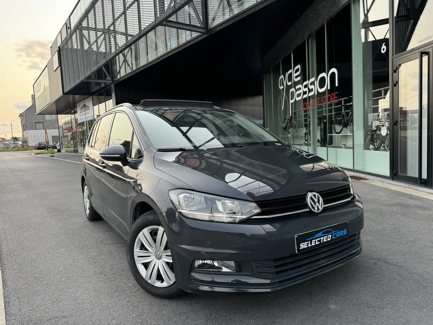 Volkswagen Touran Touran 1.4 TSI (BlueMotion Technology) Comfortline Grijs - 2