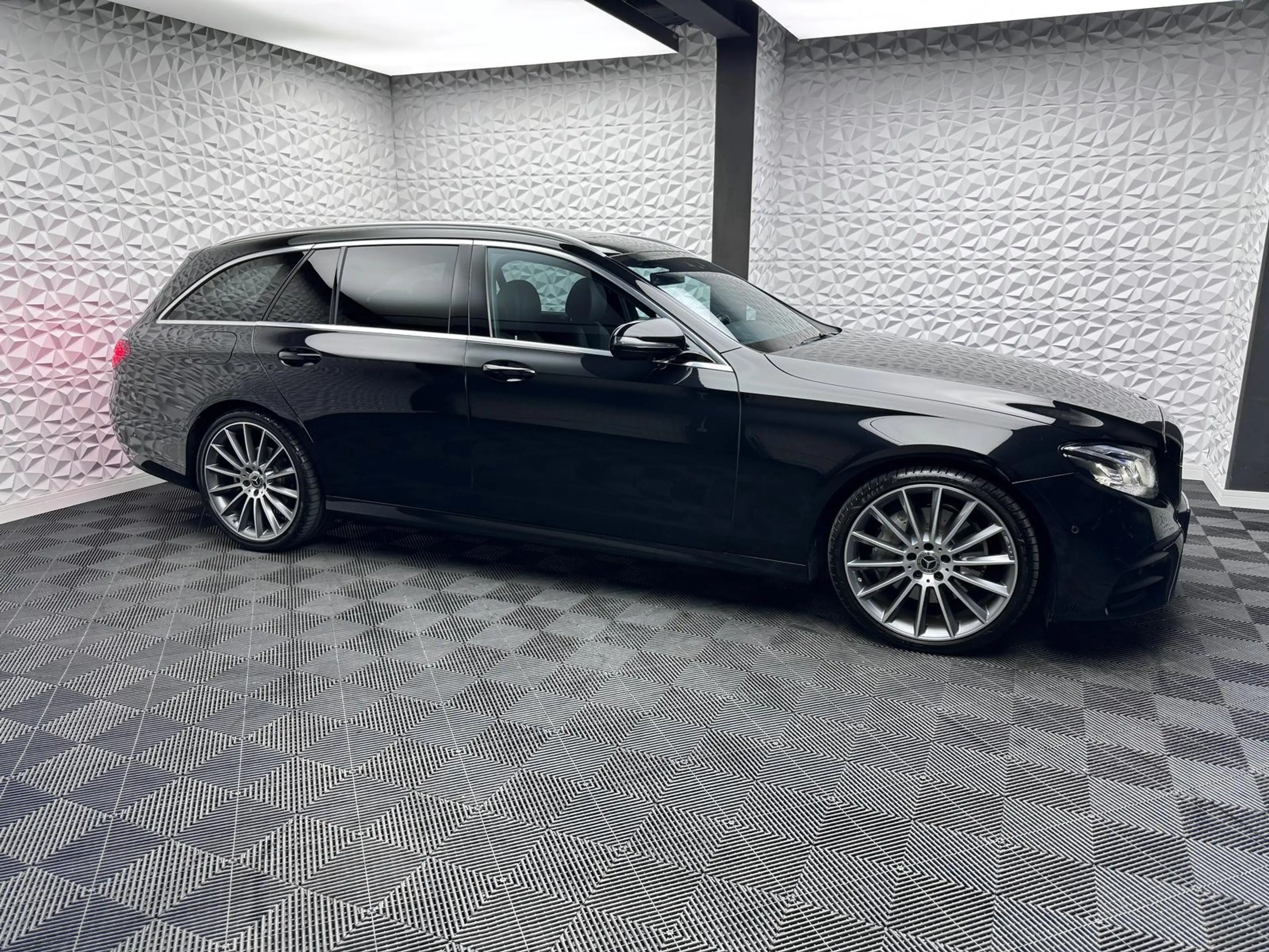 Mercedes-Benz E 220 E220d T AMG*DISTRO*PANO*LUFT*360°*LED*DAB*ILS+ — photo 4