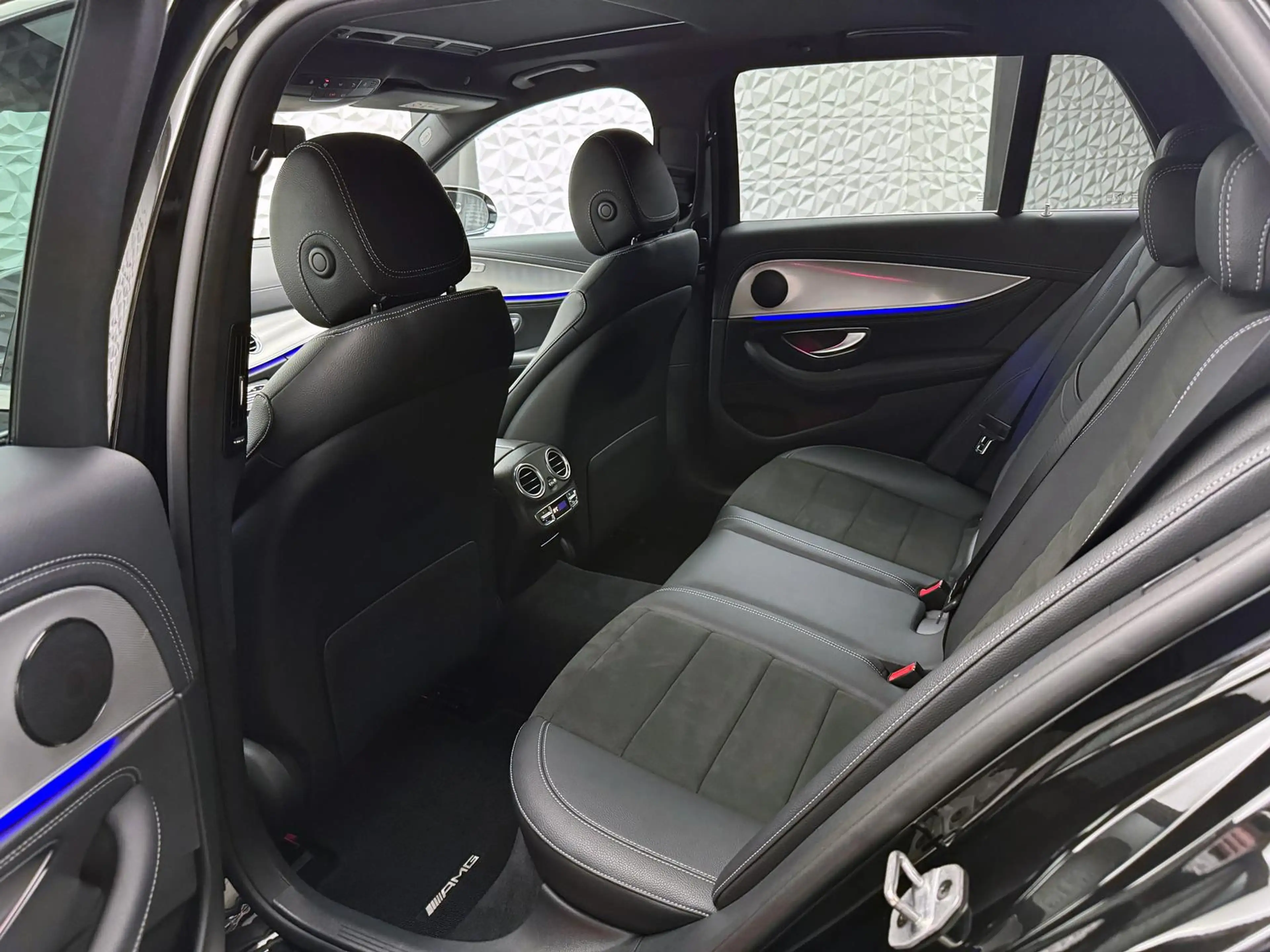 Mercedes-Benz E 220 E220d T AMG*DISTRO*PANO*LUFT*360°*LED*DAB*ILS+ — photo 11