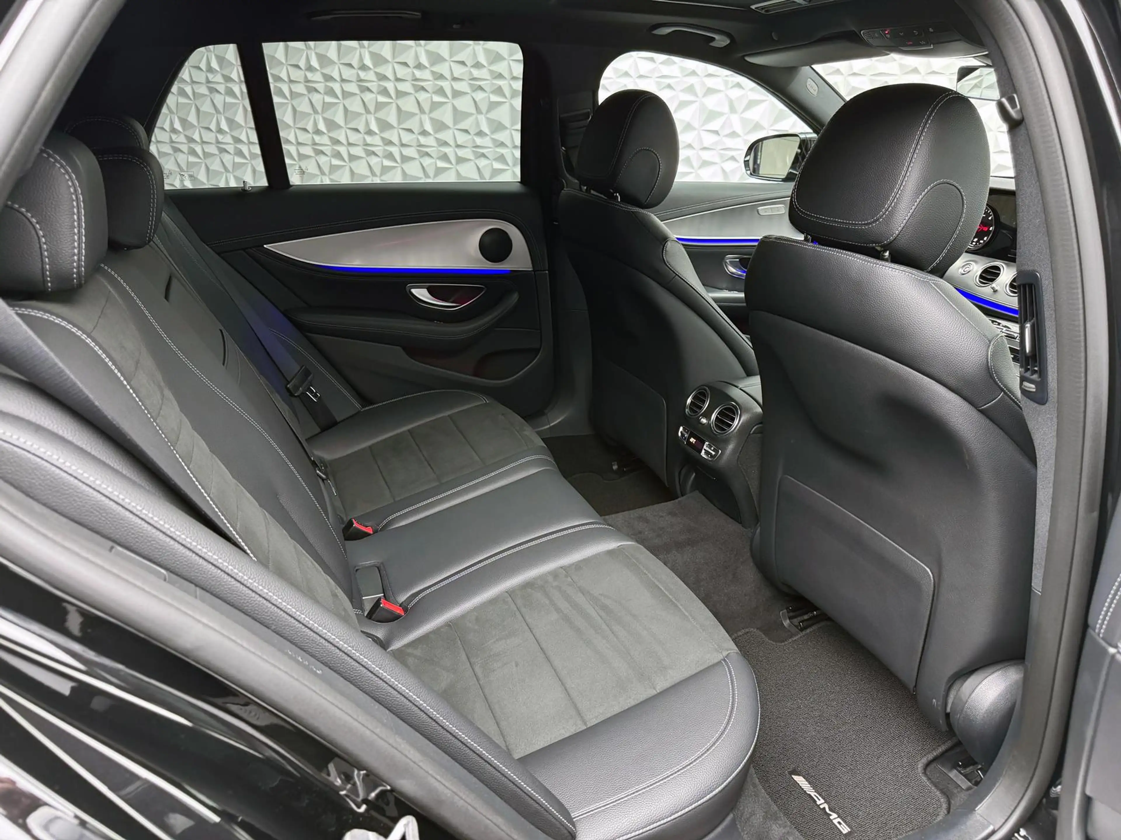 Mercedes-Benz E 220 E220d T AMG*DISTRO*PANO*LUFT*360°*LED*DAB*ILS+ — photo 14