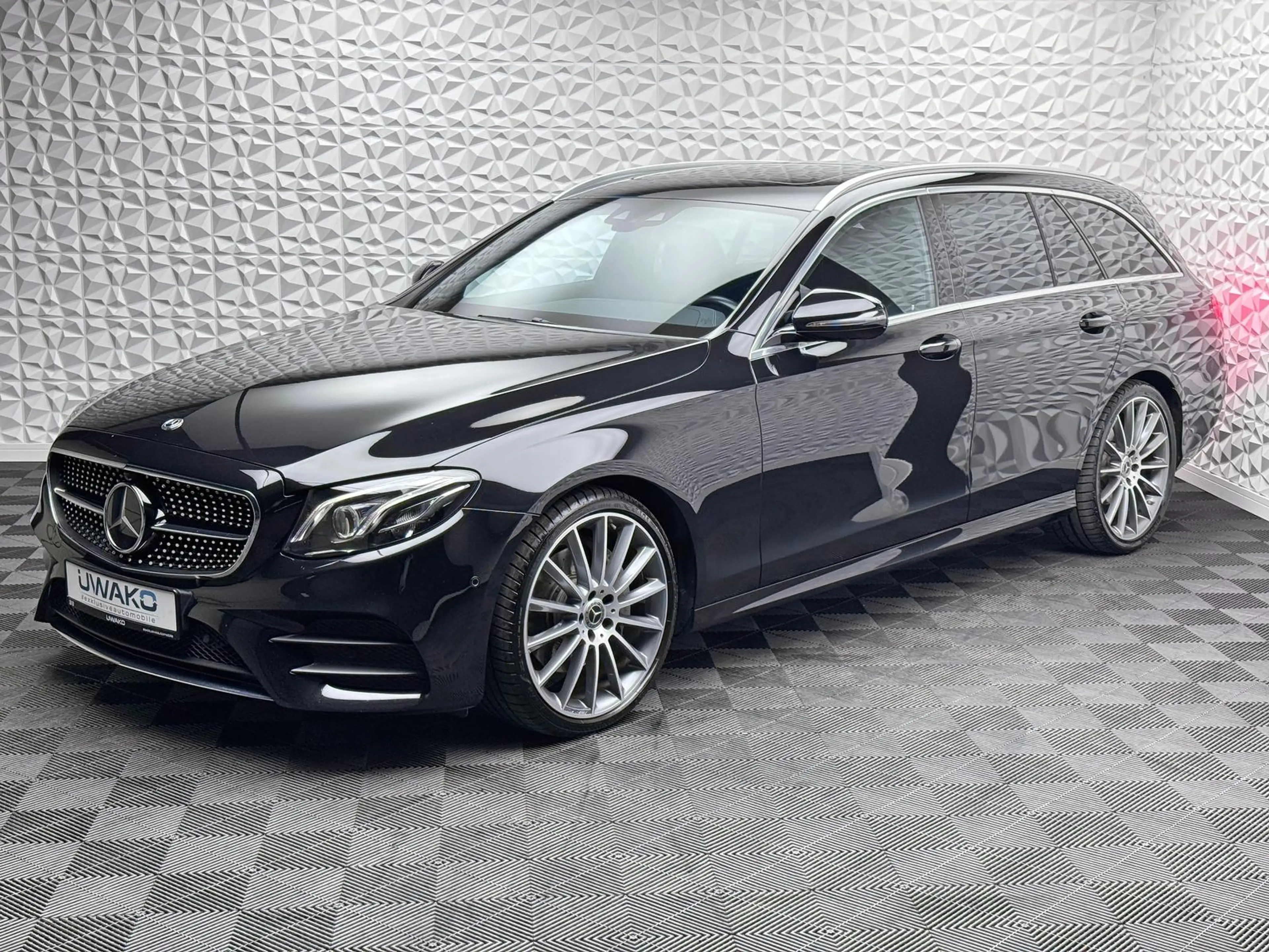 Mercedes-Benz E 220 E220d T AMG*DISTRO*PANO*LUFT*360°*LED*DAB*ILS+ — photo 2