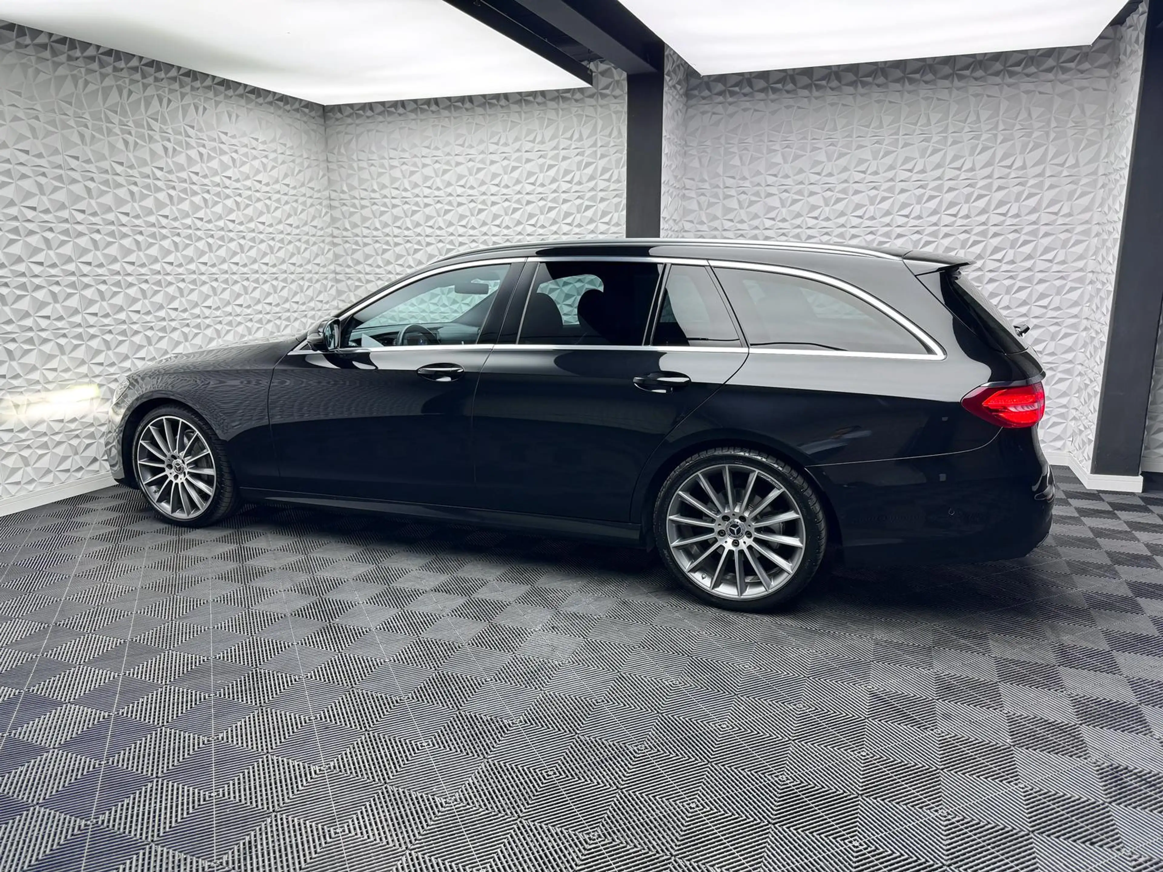 Mercedes-Benz E 220 E220d T AMG*DISTRO*PANO*LUFT*360°*LED*DAB*ILS+ — photo 5