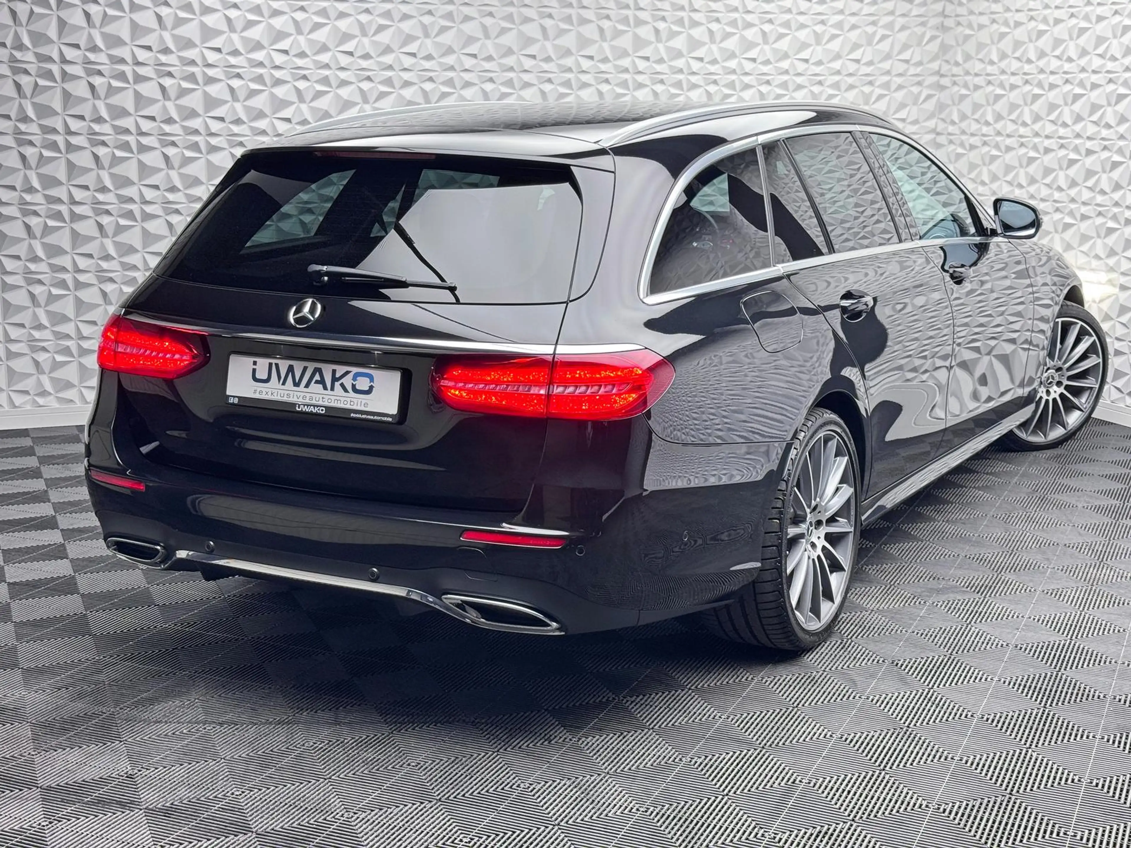Mercedes-Benz E 220 E220d T AMG*DISTRO*PANO*LUFT*360°*LED*DAB*ILS+ — photo 3
