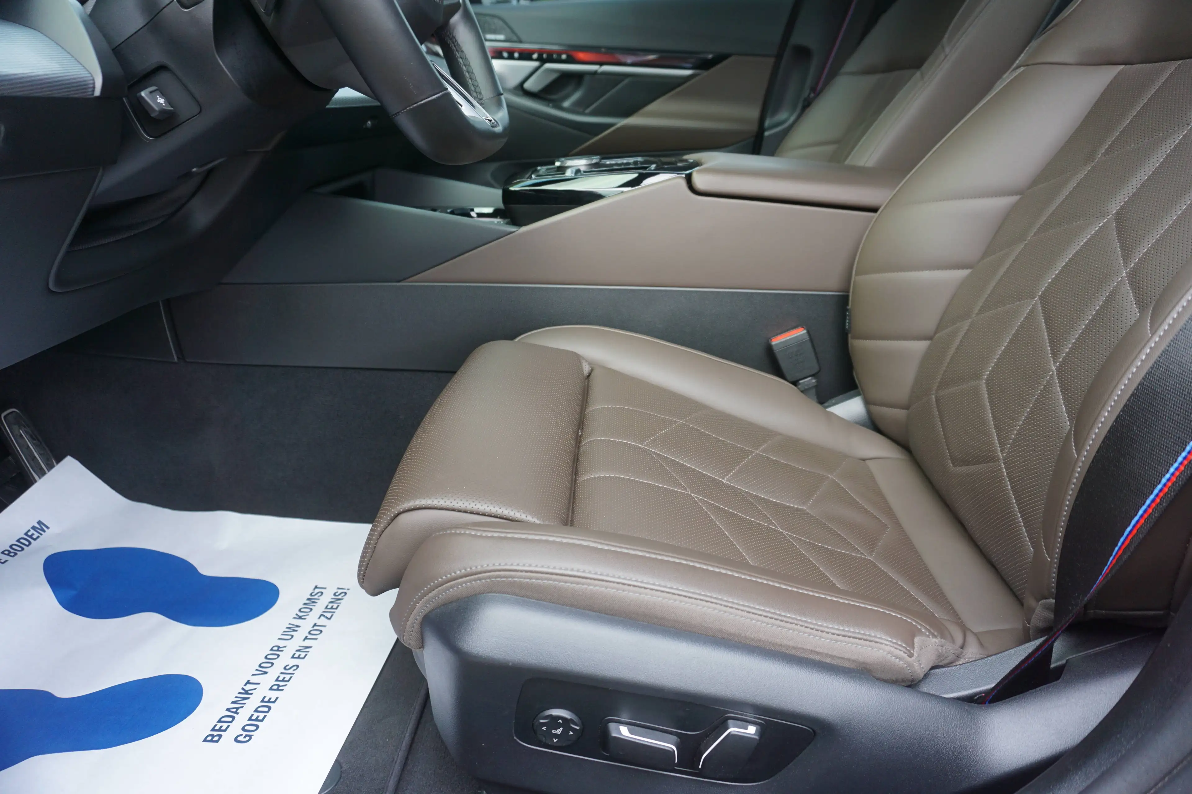 BMW i5 i5 eDrive40-Navi-360°Cam-Pano-Keyless-HeadUp-DodeH-Garantie — photo 5