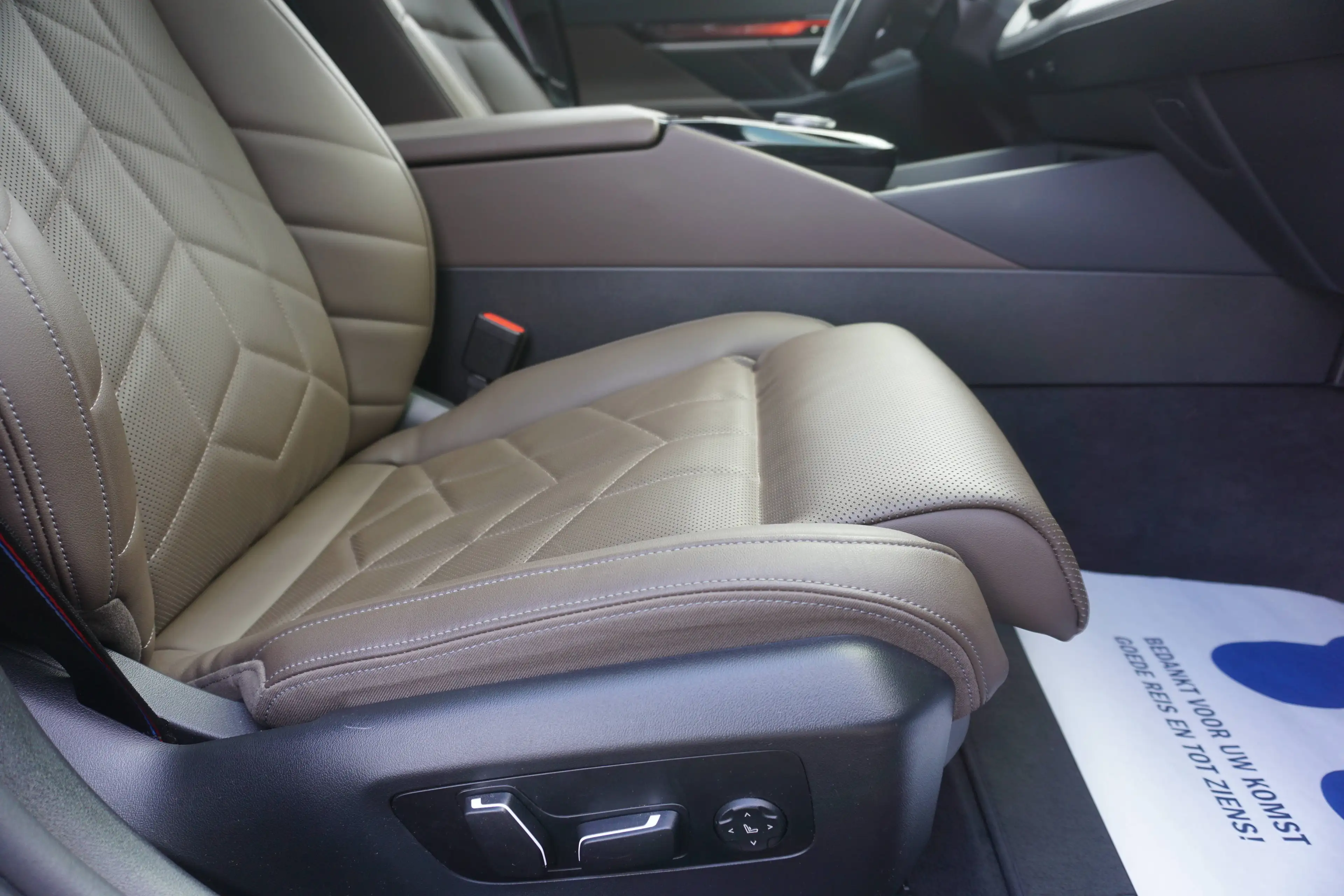 BMW i5 i5 eDrive40-Navi-360°Cam-Pano-Keyless-HeadUp-DodeH-Garantie — photo 6