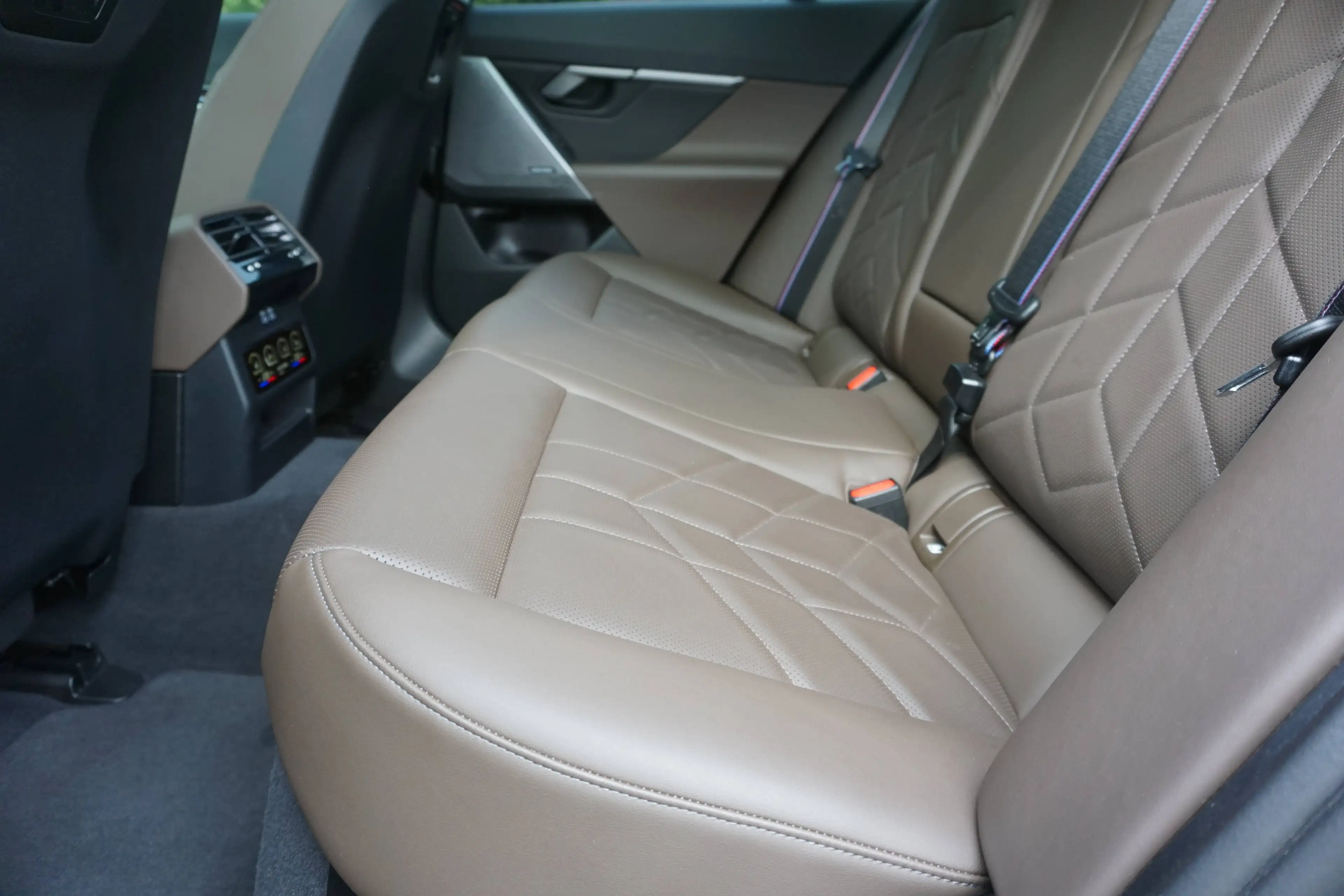 BMW i5 i5 eDrive40-Navi-360°Cam-Pano-Keyless-HeadUp-DodeH-Garantie — photo 7