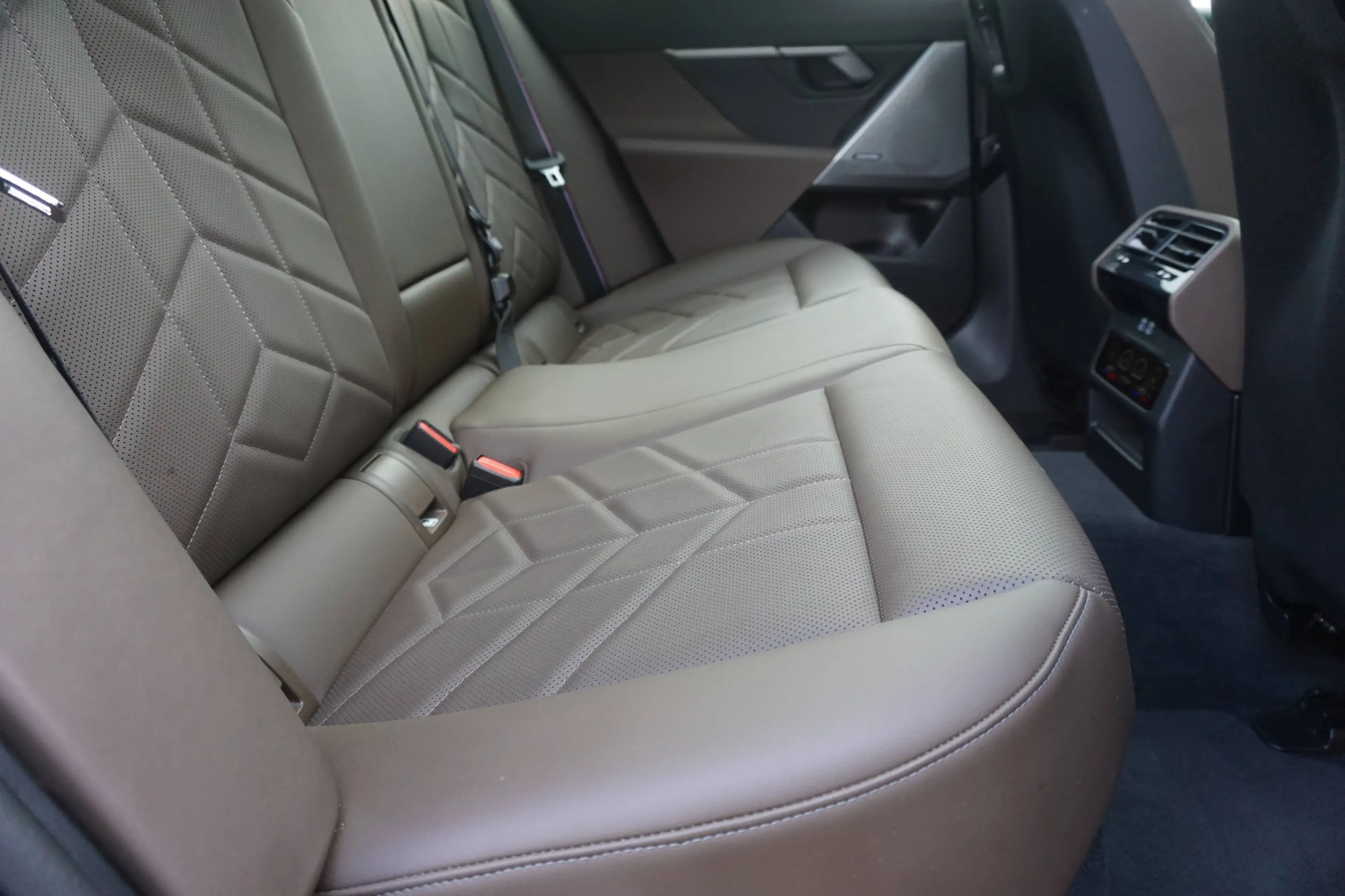 BMW i5 i5 eDrive40-Navi-360°Cam-Pano-Keyless-HeadUp-DodeH-Garantie — photo 8