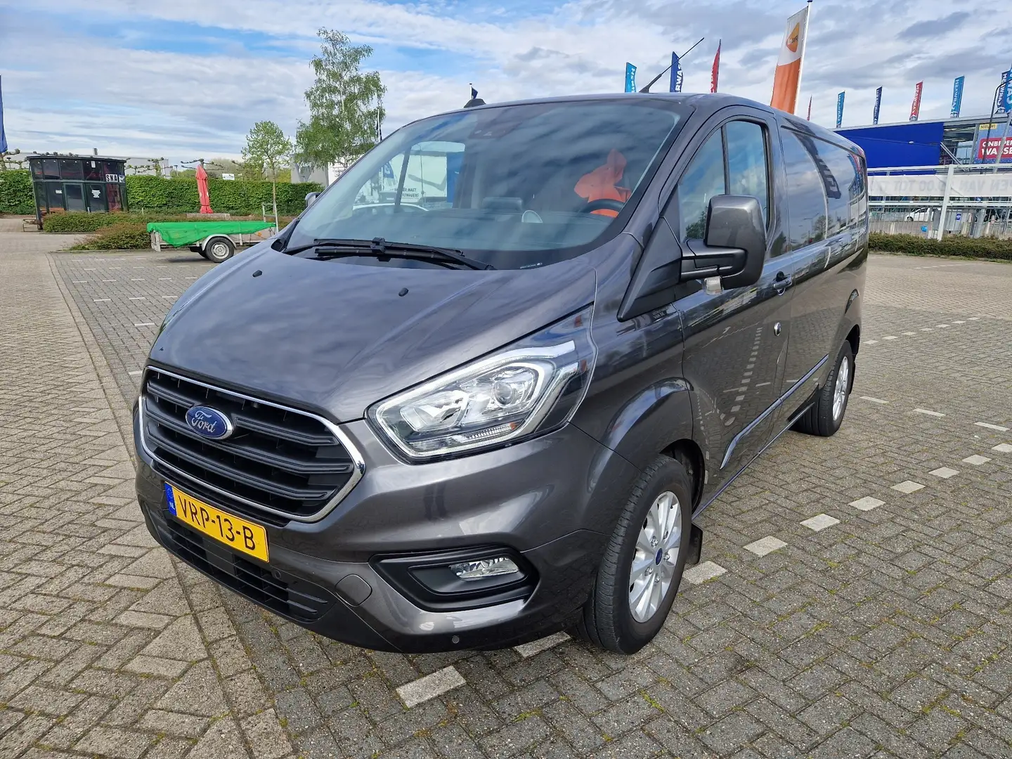 Ford Transit Custom Transit Custom Limited 2.0 TDCI 130PK L1h1 8-2022 Grijs - 2