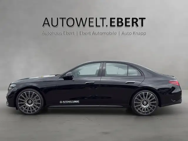 Mercedes-Benz 220 view 2