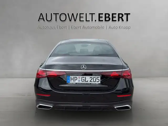 Mercedes-Benz 220 view 4