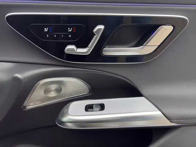 Mercedes-Benz 220 view 14