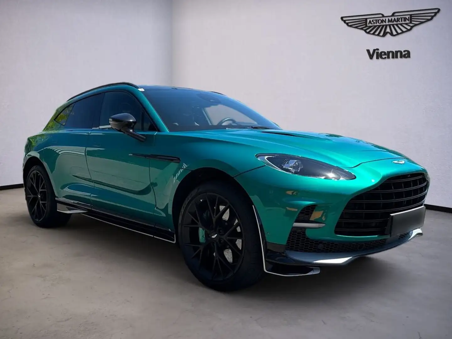 Aston Martin DBX DBX707 AMR24 / Podium Green / Trophy Silver / B&W Grün - 2