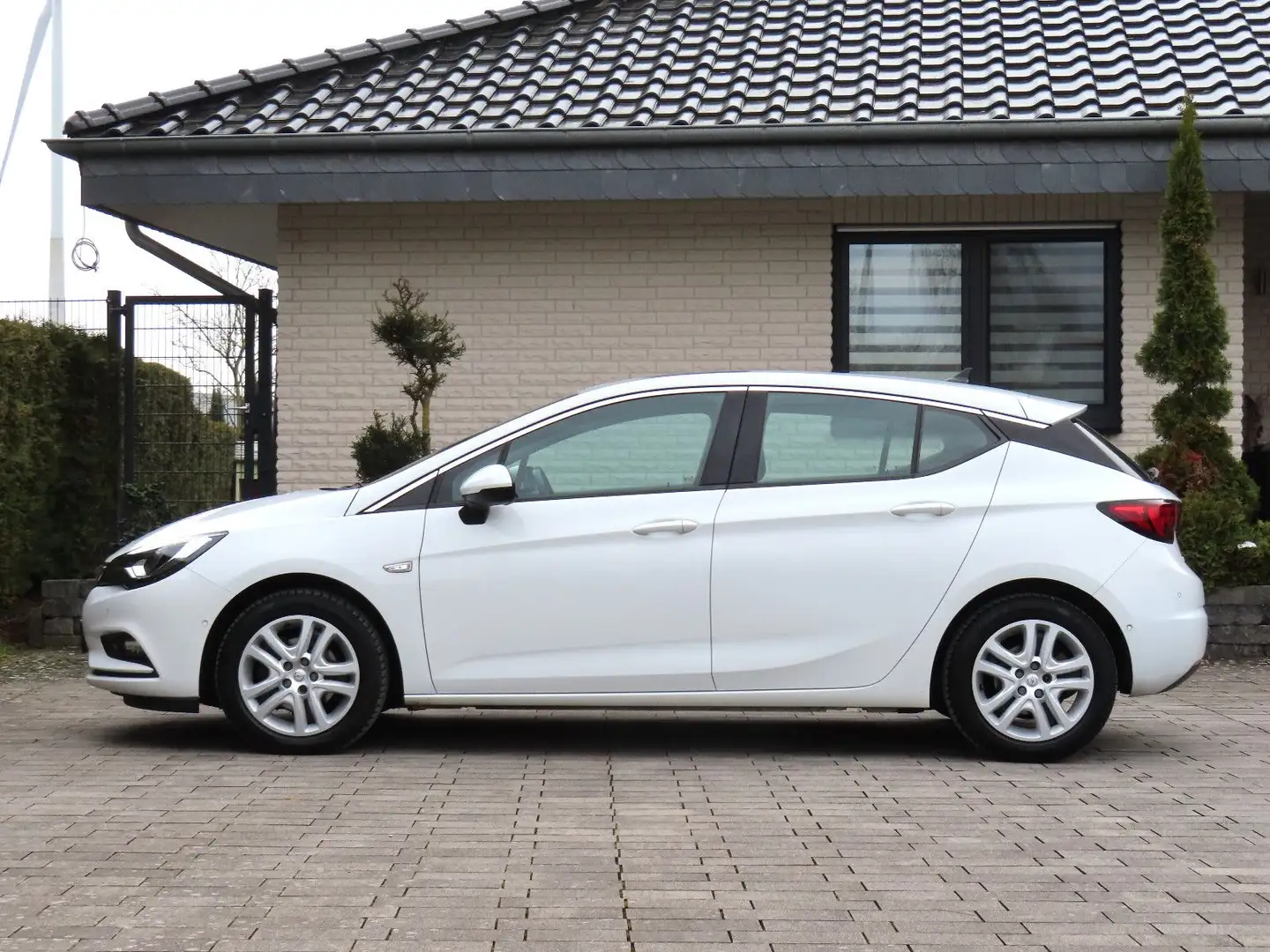 Opel Astra 1.4 Turbo 110kW *AHK / Schiebed. / Kamera* Weiß - 2