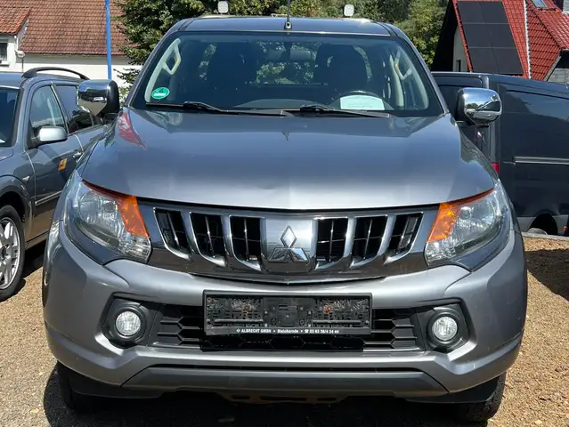Mitsubishi L200 Basis Club Cab 4WD