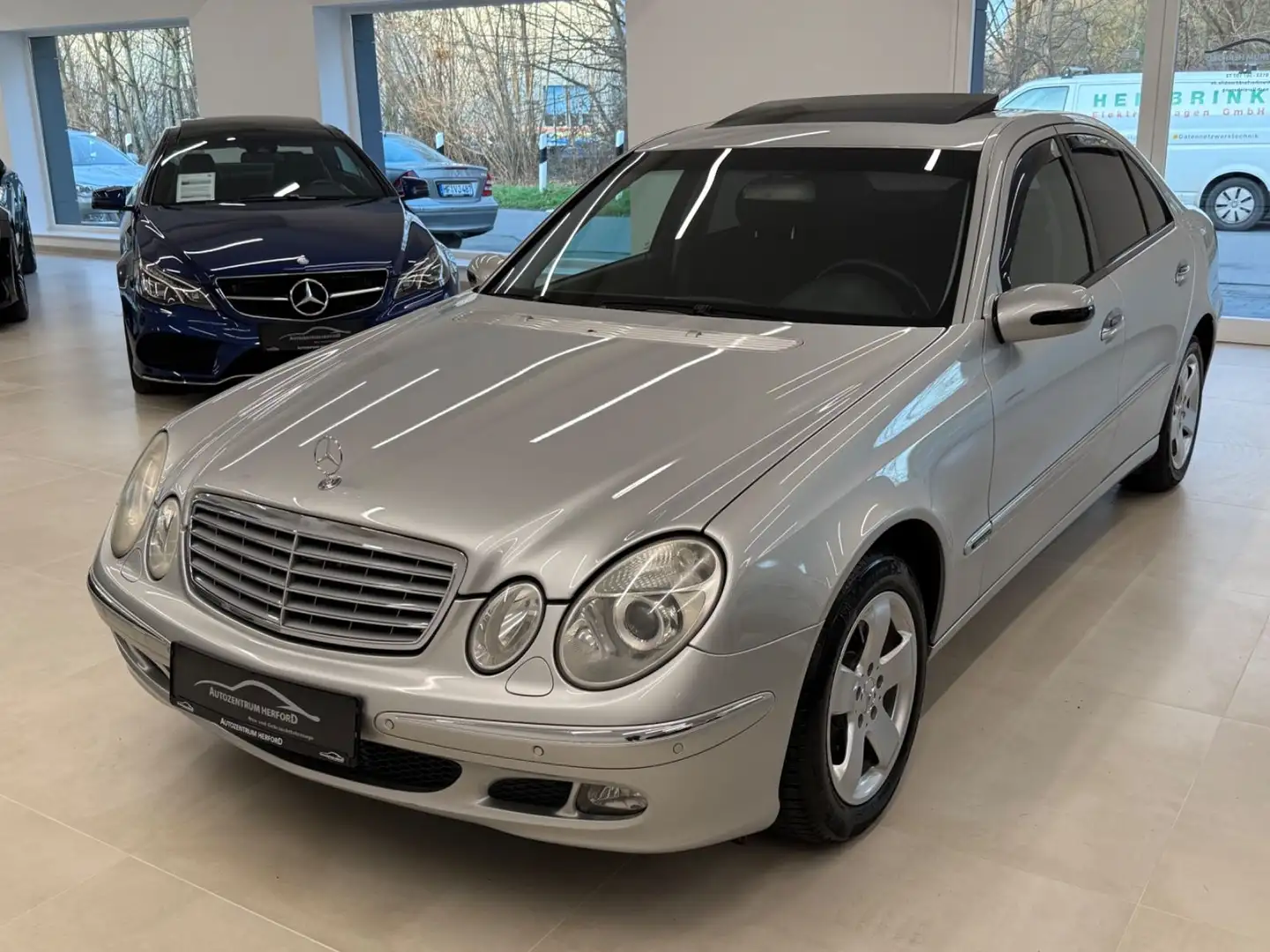 Mercedes-Benz E 200 E Limousine Elegance Klima Xenon Silber - 1