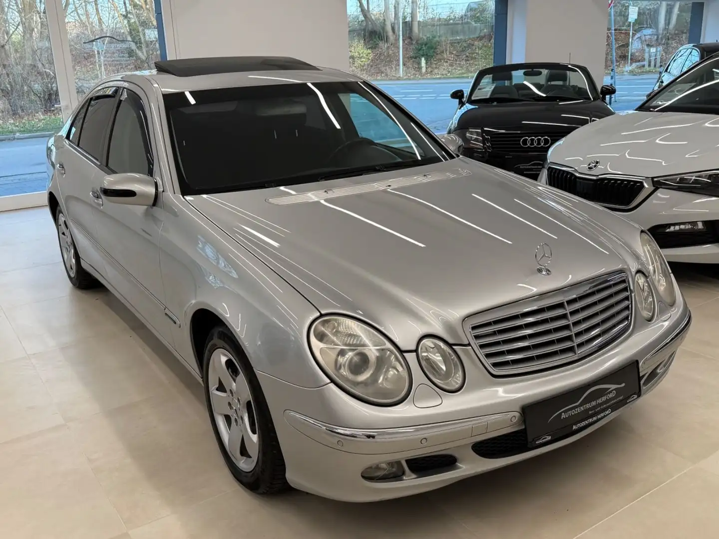 Mercedes-Benz E 200 E Limousine Elegance Klima Xenon Silber - 2