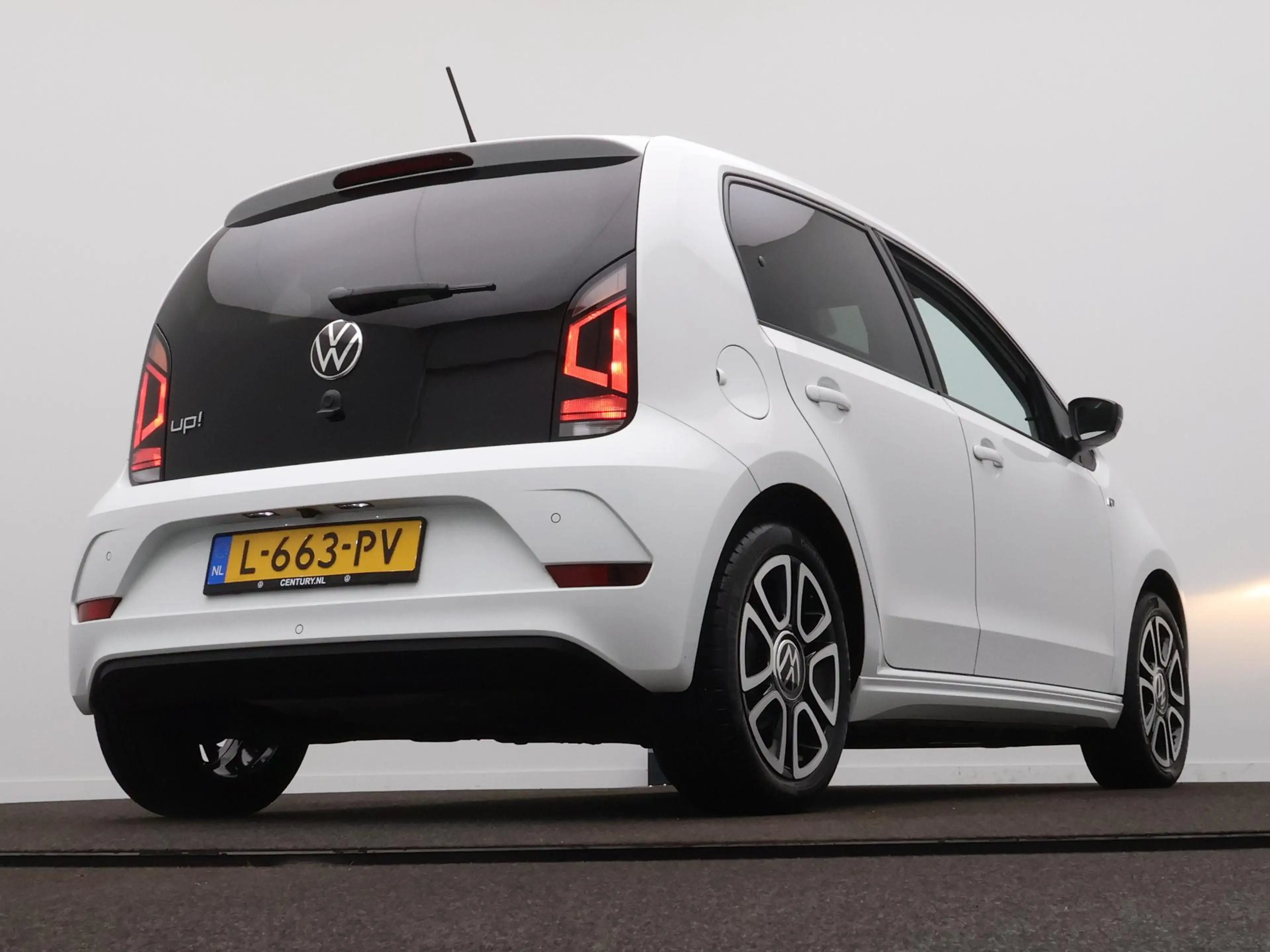 Volkswagen up! 1.0 R-Line | Carplay | Clima | L.M. Velgen | Cruis — photo 11