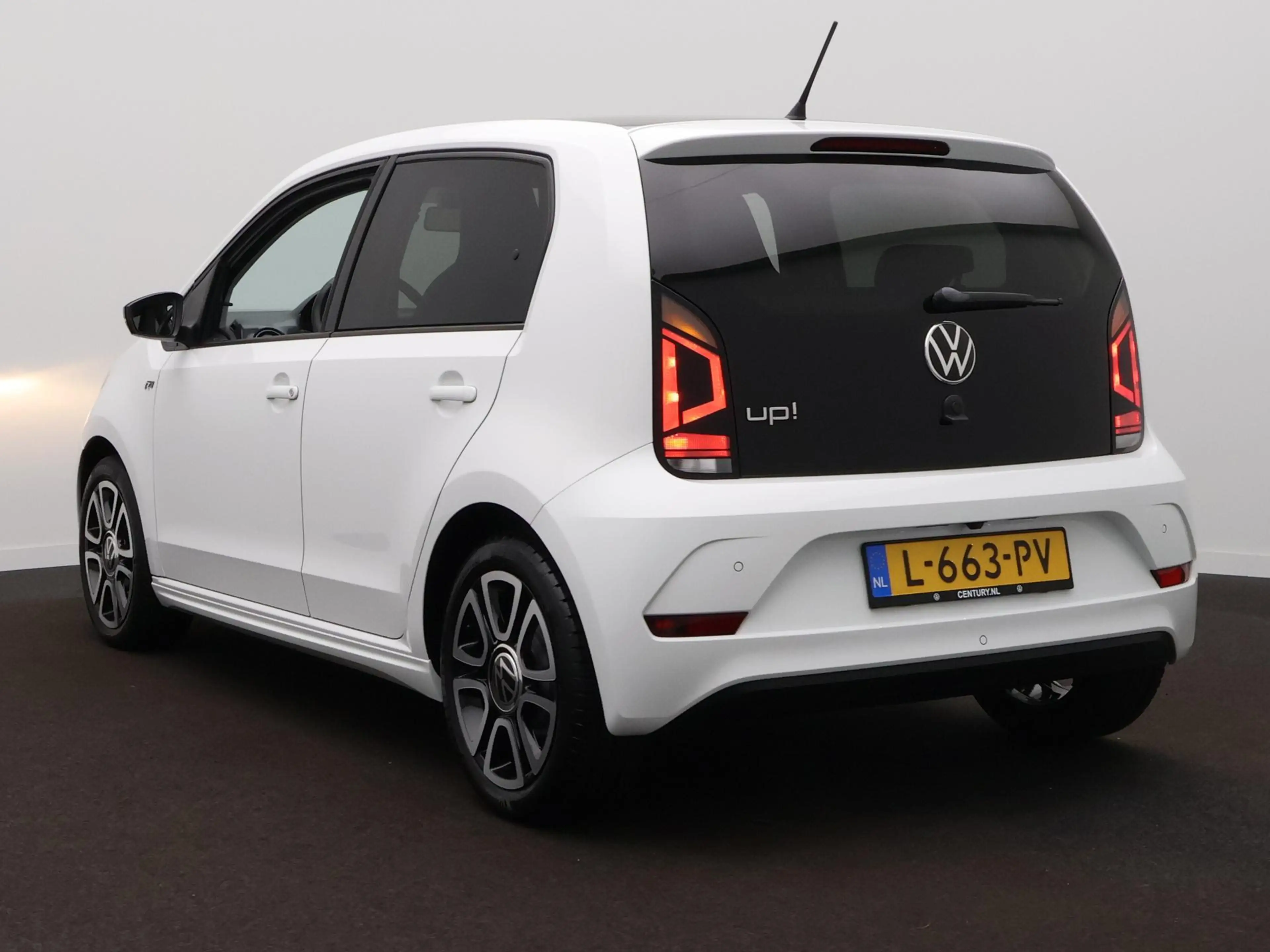 Volkswagen up! 1.0 R-Line | Carplay | Clima | L.M. Velgen | Cruis — photo 8