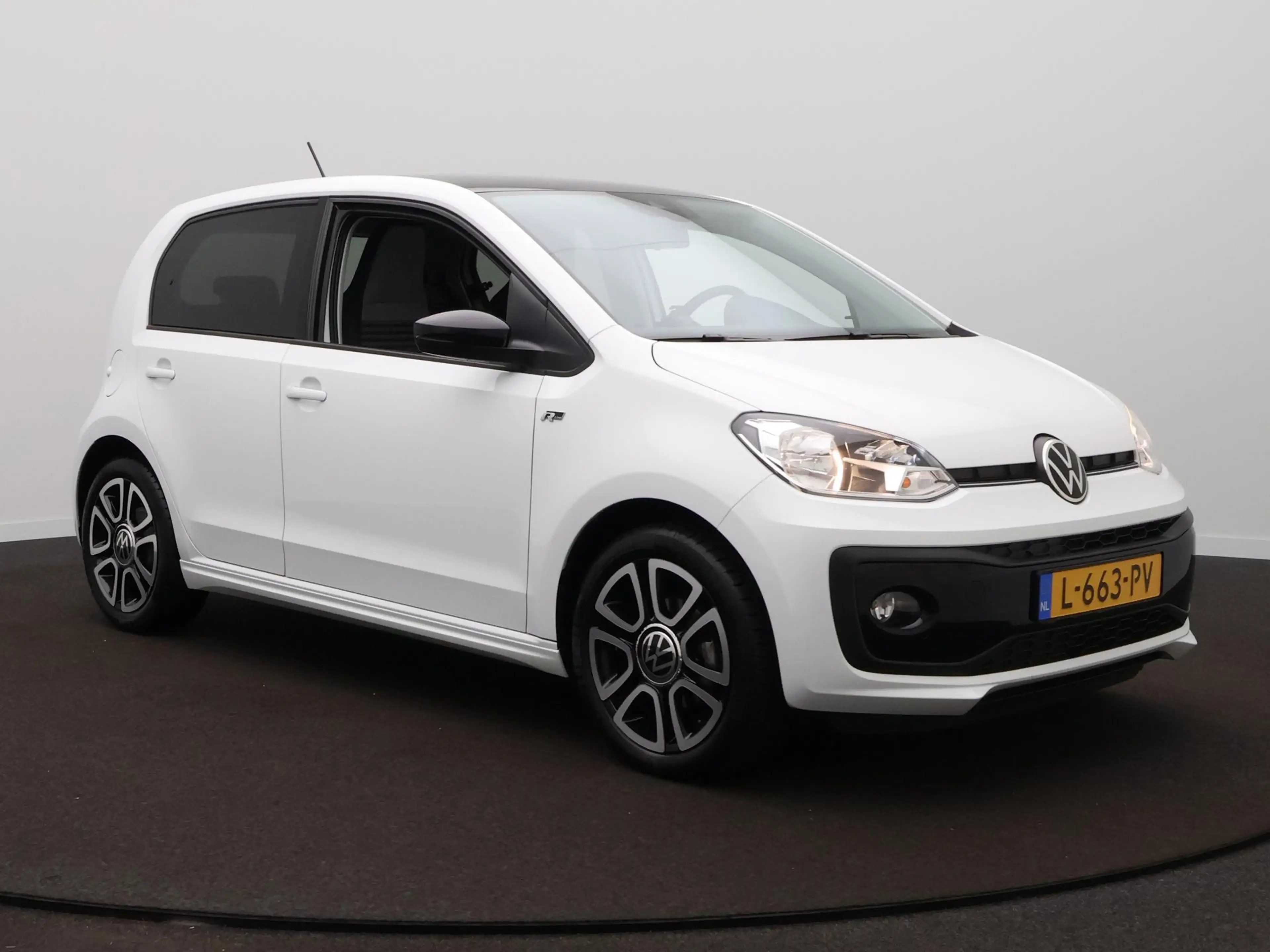 Volkswagen up! 1.0 R-Line | Carplay | Clima | L.M. Velgen | Cruis — photo 3