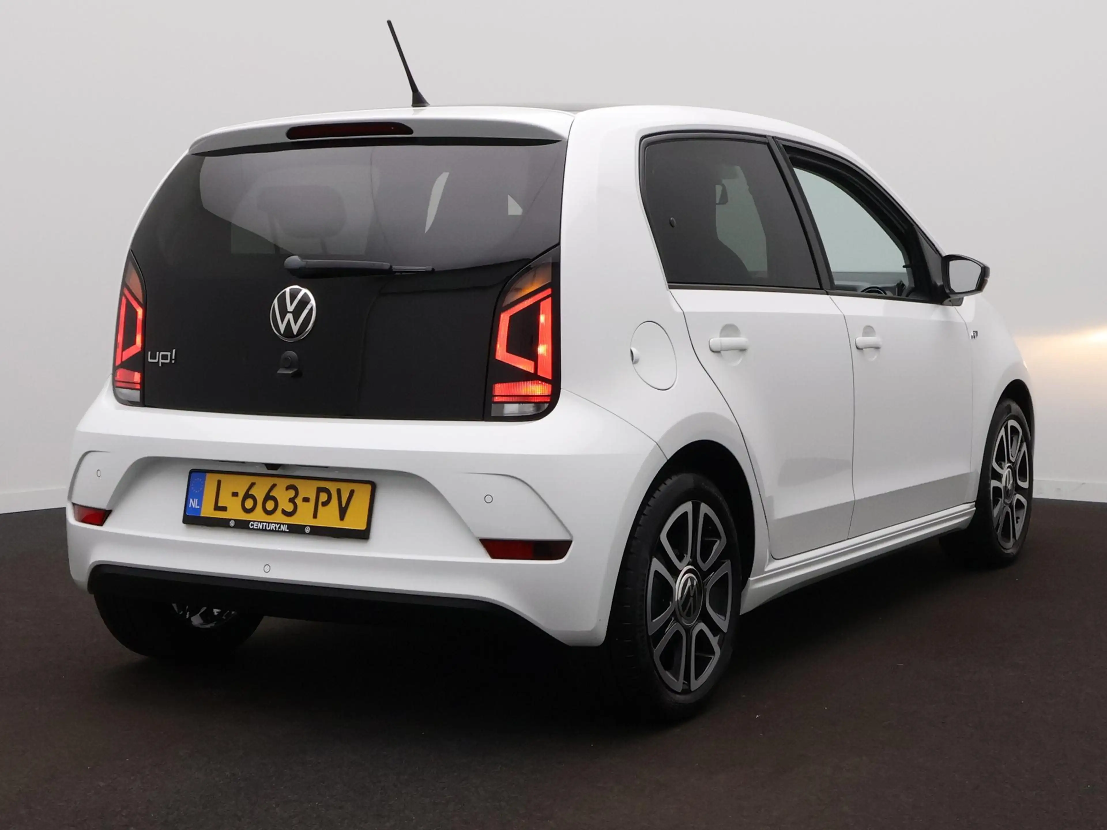 Volkswagen up! 1.0 R-Line | Carplay | Clima | L.M. Velgen | Cruis — photo 6