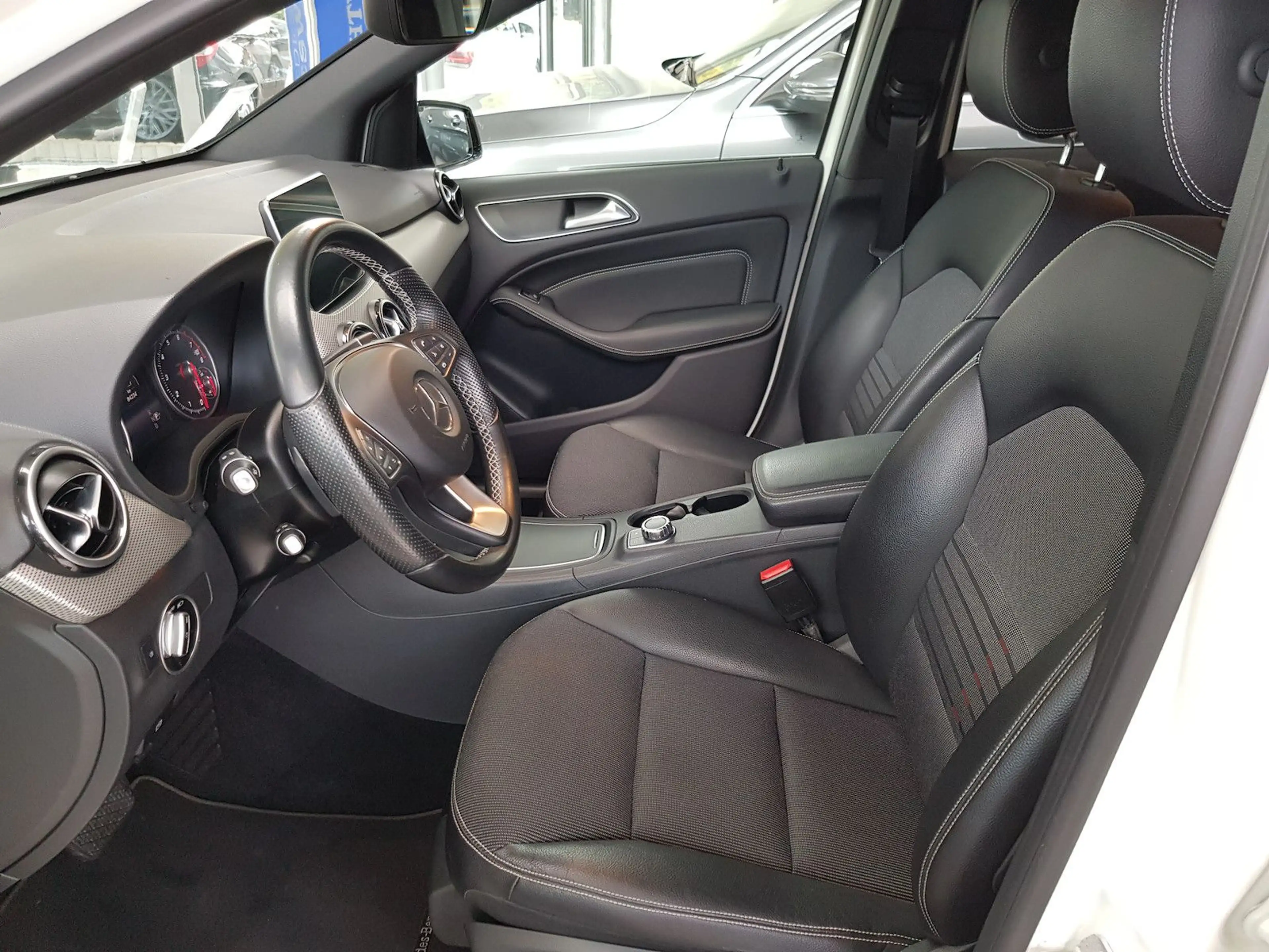 Mercedes-Benz B 180 URBAN LED NAVI NIGHT PTS SHZ TOTWINKEL — photo 7