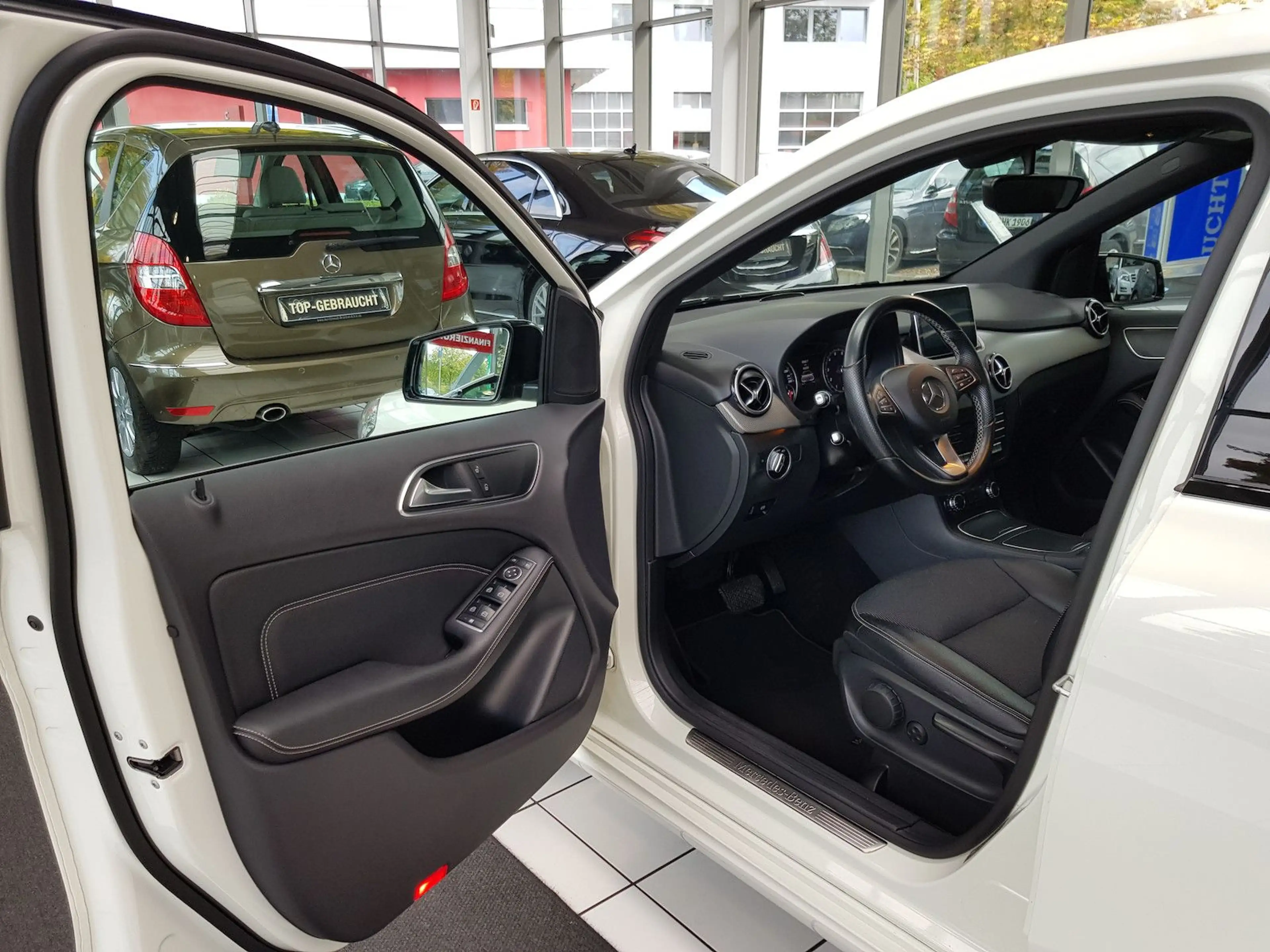 Mercedes-Benz B 180 URBAN LED NAVI NIGHT PTS SHZ TOTWINKEL — photo 6