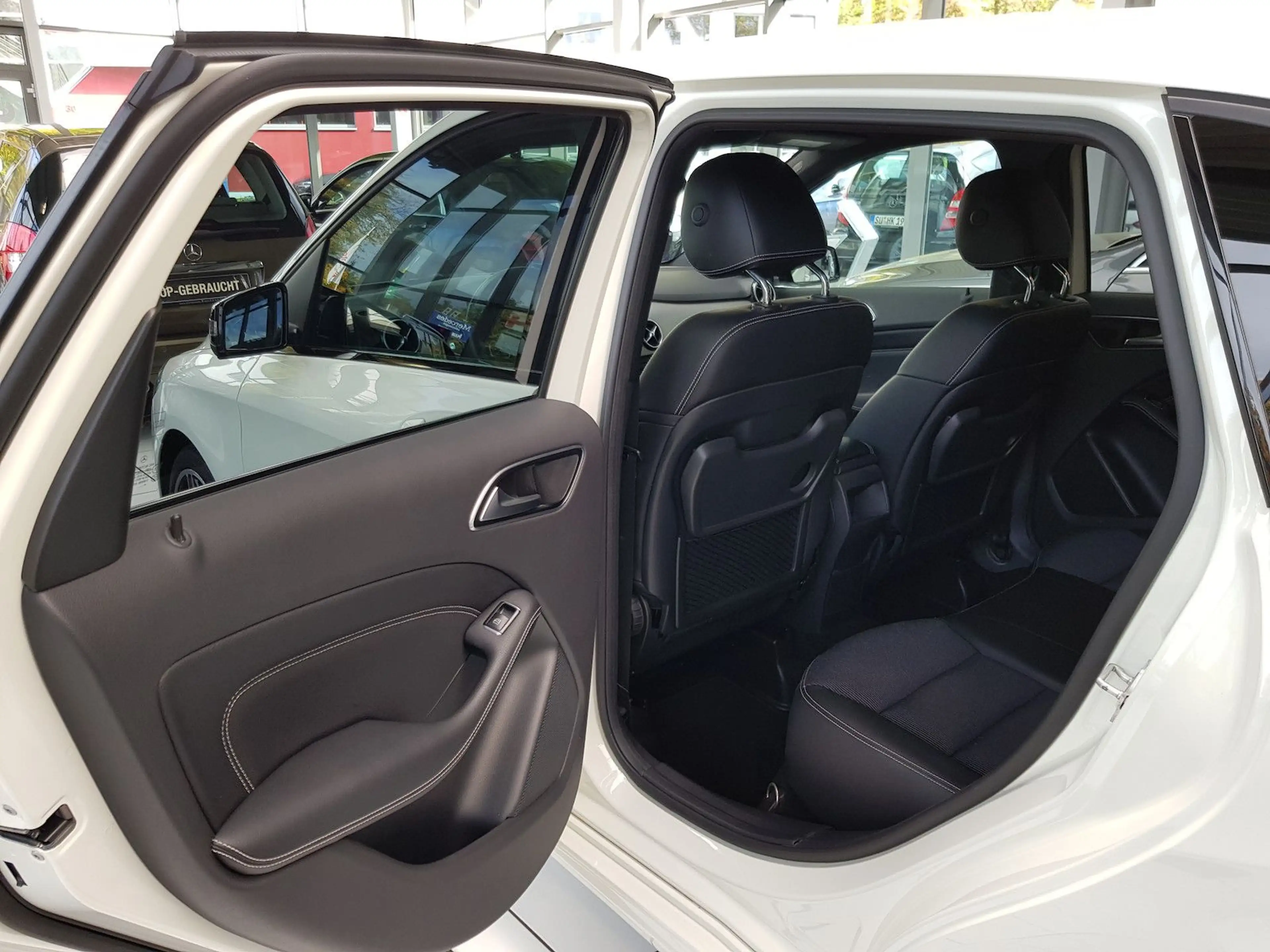 Mercedes-Benz B 180 URBAN LED NAVI NIGHT PTS SHZ TOTWINKEL — photo 9