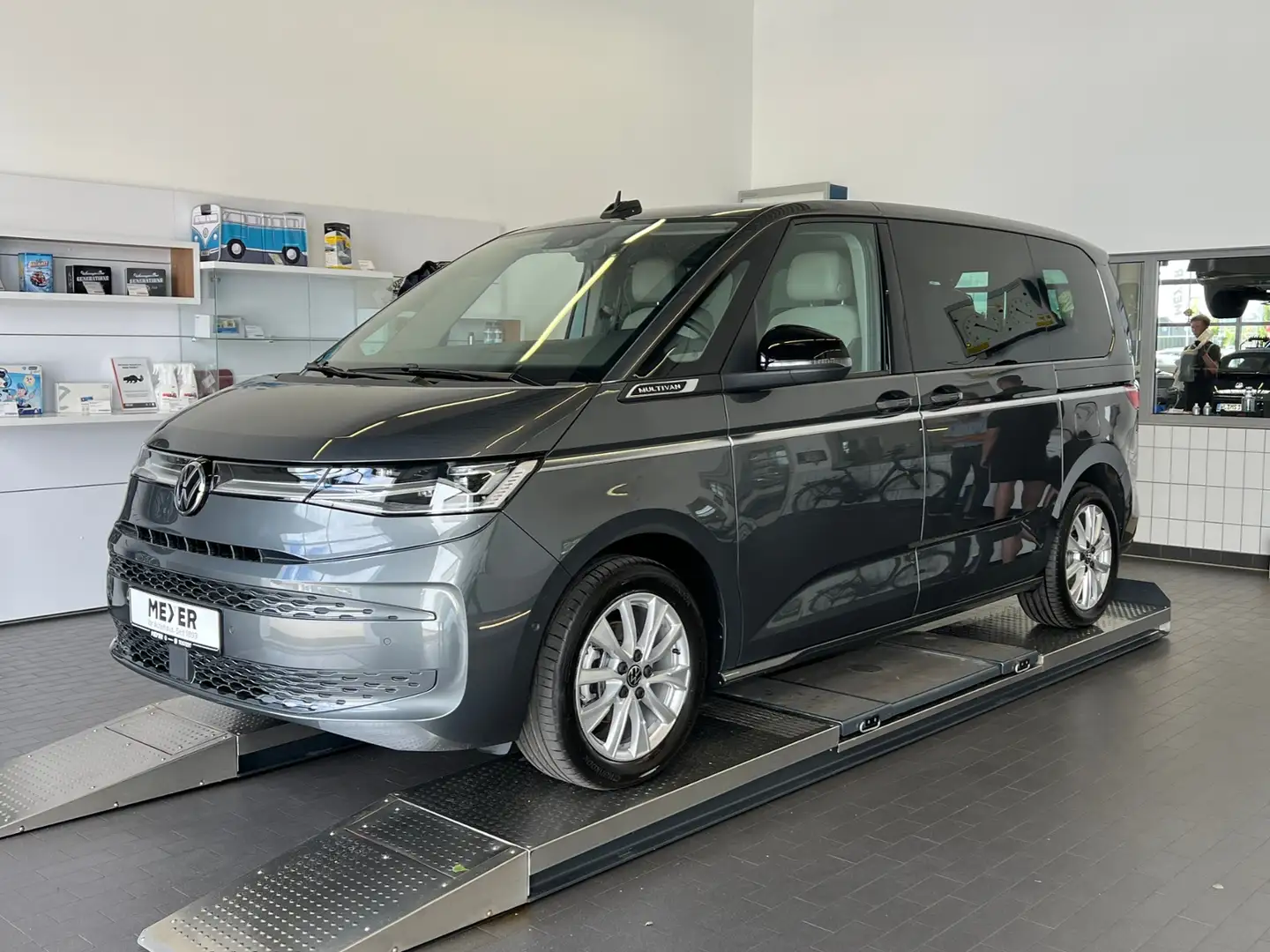 Volkswagen T7 Multivan Style 2.0 TDI DSG *AHK, IQ.Light, Panorama, LM'-1 Gris - 2