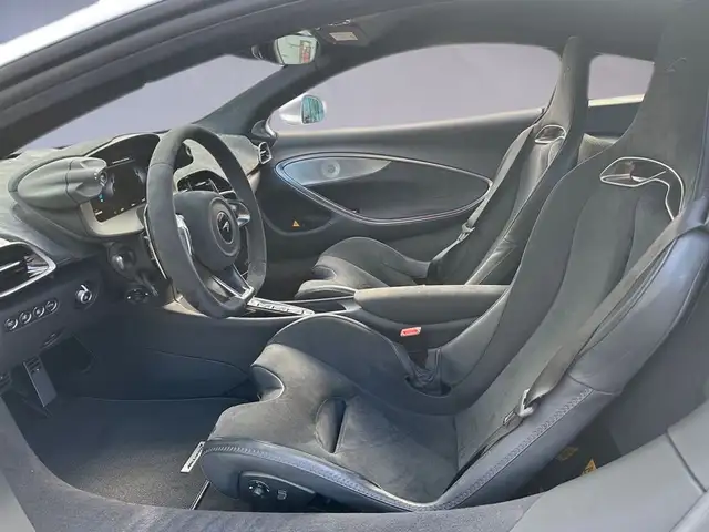 McLaren Artura Artura Coupe / Supernova Silver / B&W / Front Lift Ansicht 9