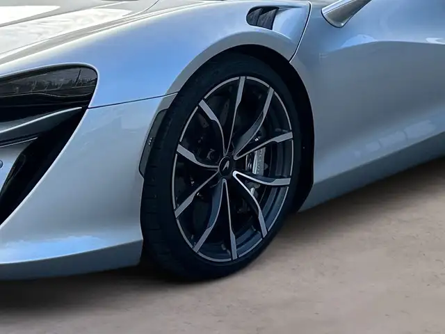 McLaren Artura Artura Coupe / Supernova Silver / B&W / Front Lift Ansicht 6