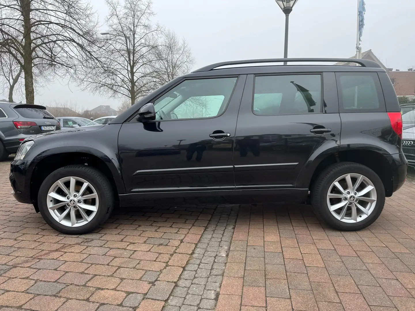 Skoda Yeti Ambition- KLIMA+NAV+SHZ +TEMPOMAT Schwarz - 2