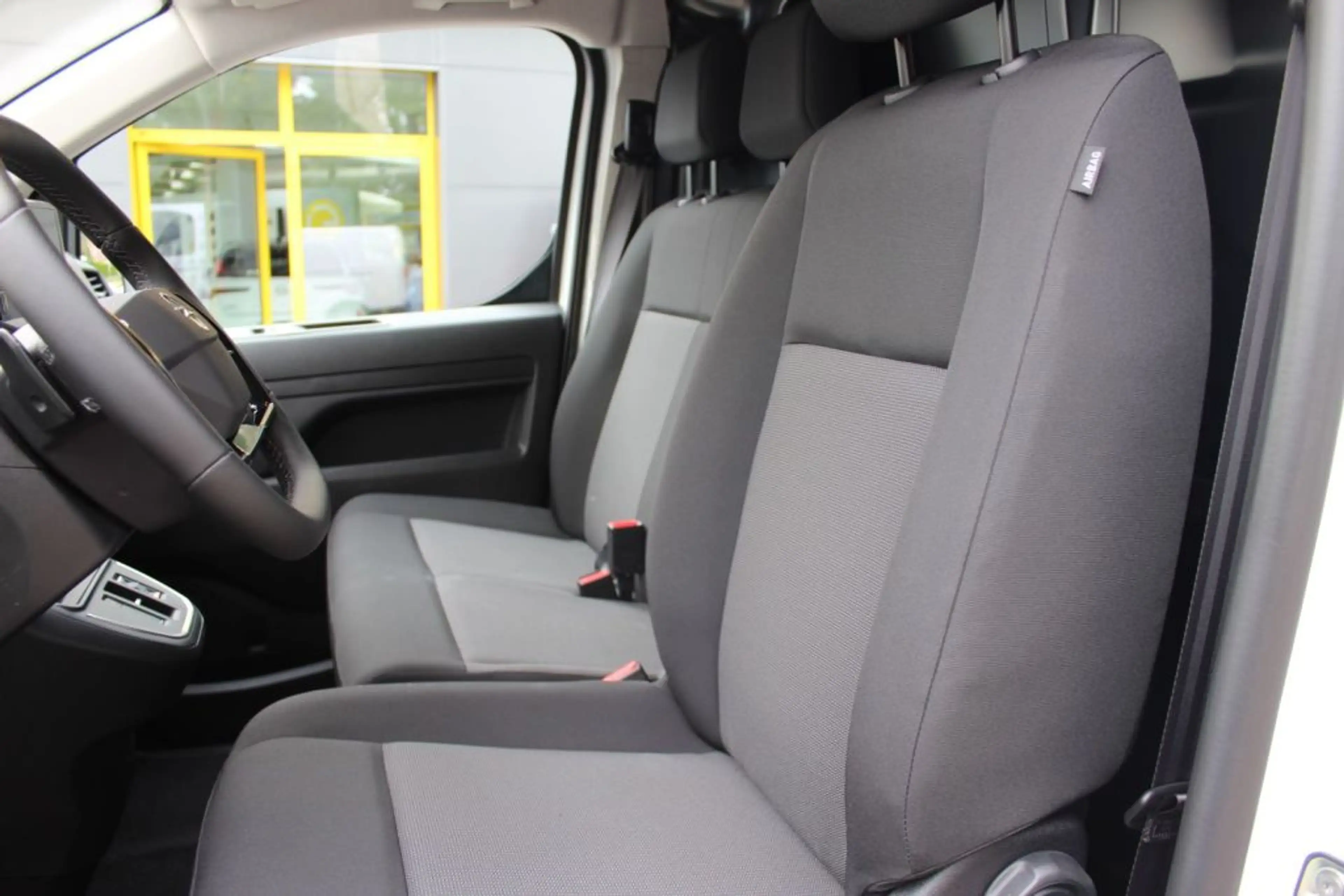 Opel Vivaro-e Lang (75-kWh) — photo 10