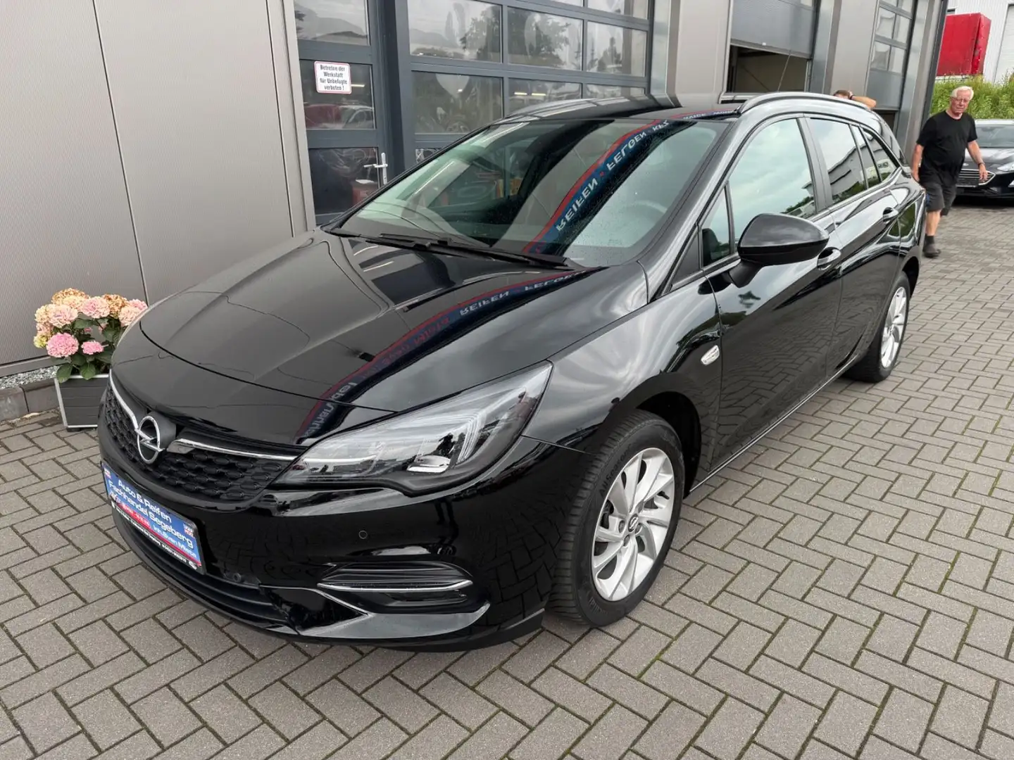 Opel Astra K Sports Tourer 1.2 Edition*LED*NAVI*KAMER Zwart - 1