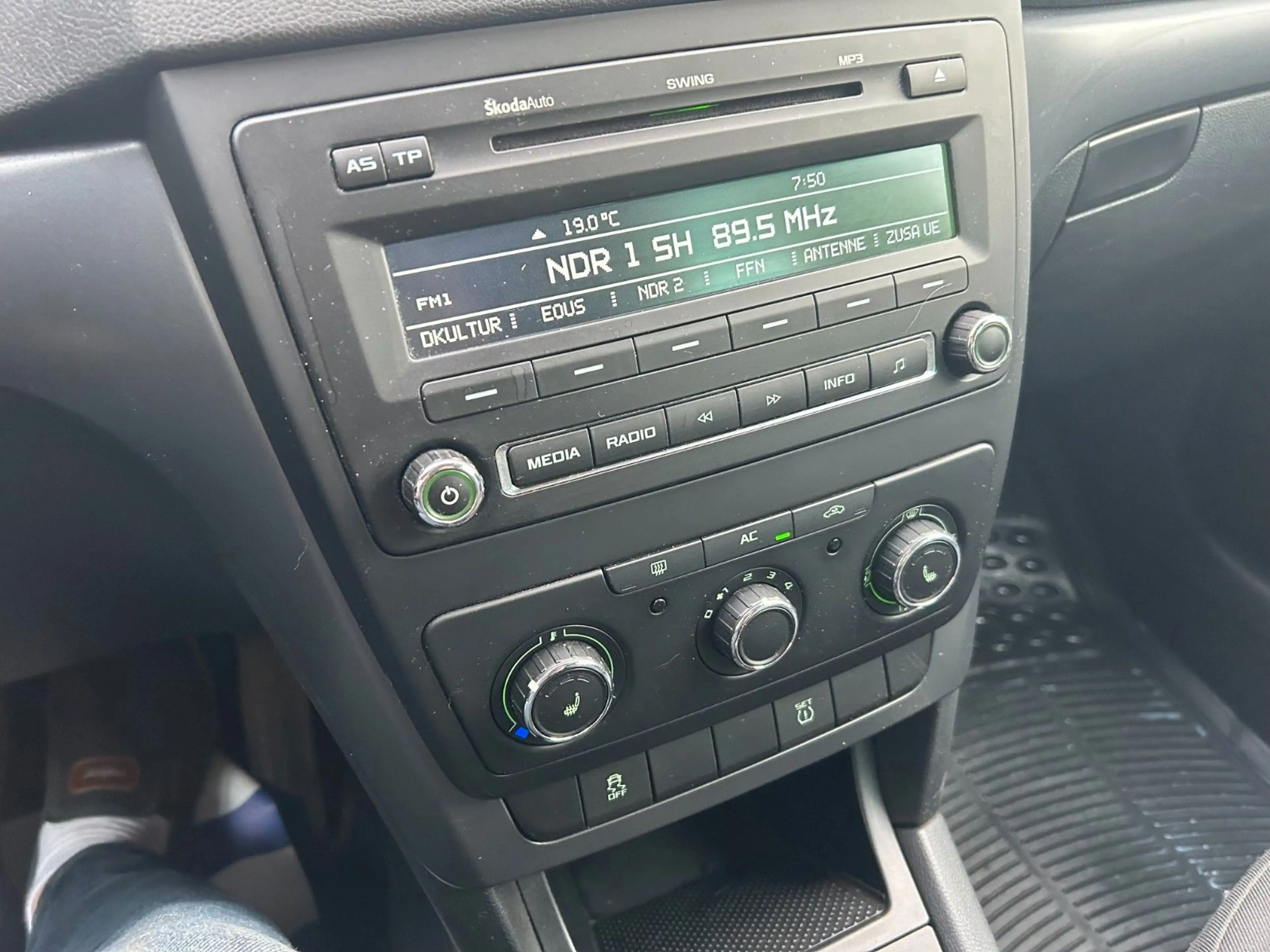 Skoda Yeti 2,0TDI Active Plus Edition AHK, Shz — photo 9