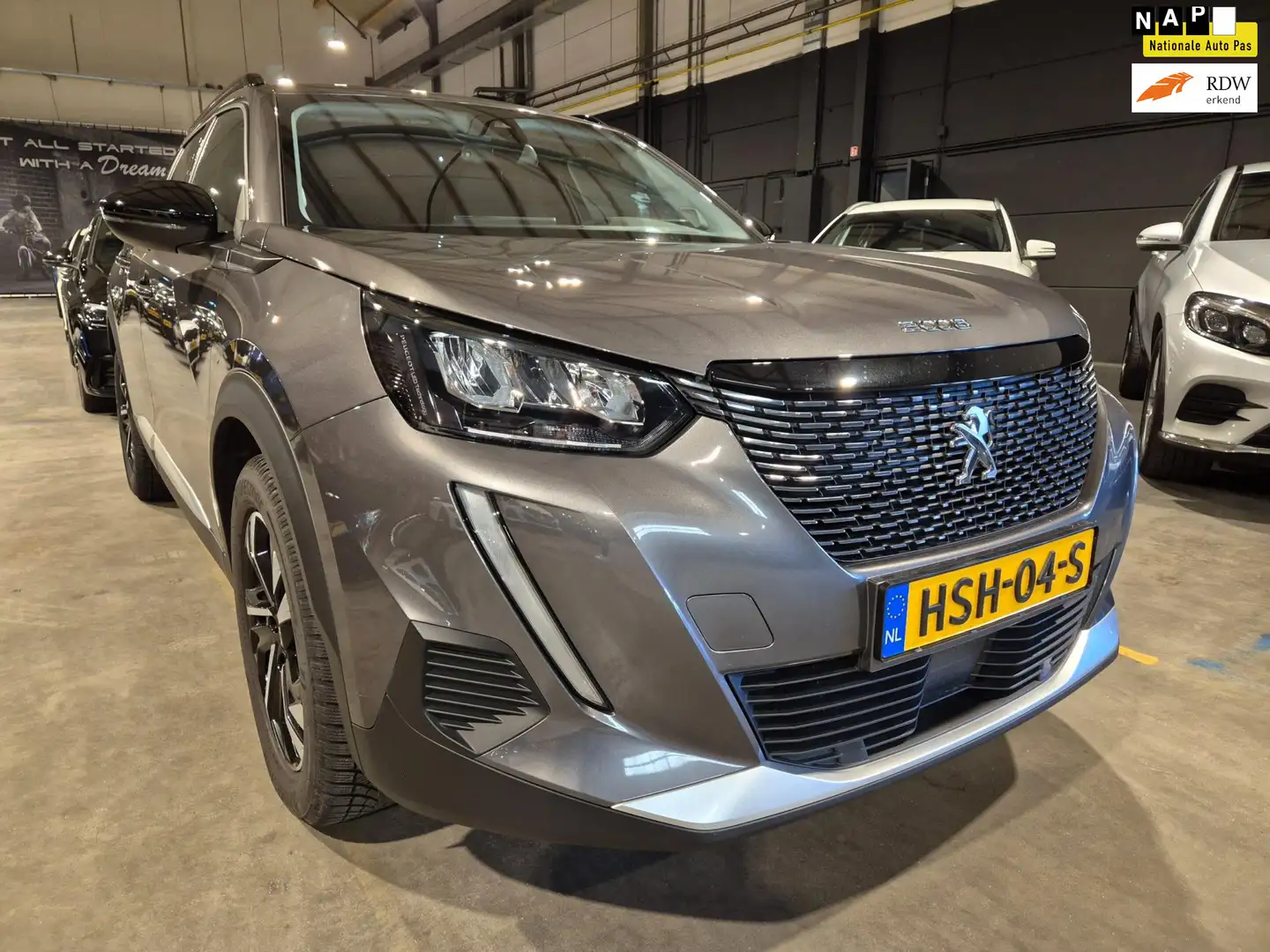 Peugeot 2008 1.2 PureTech Allure Pack - 130 pk - 3D i-Cockpit - Grijs - 1