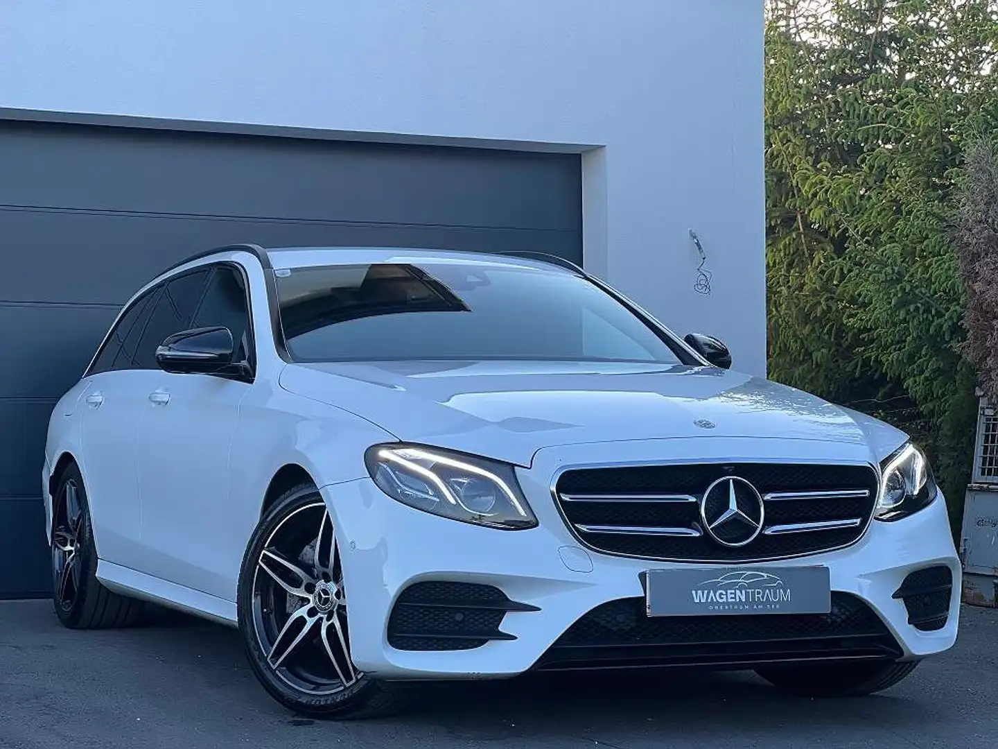 Mercedes-Benz E 220 d AMG line*Widescreen*Night Paket*360°Headup Weiß - 2
