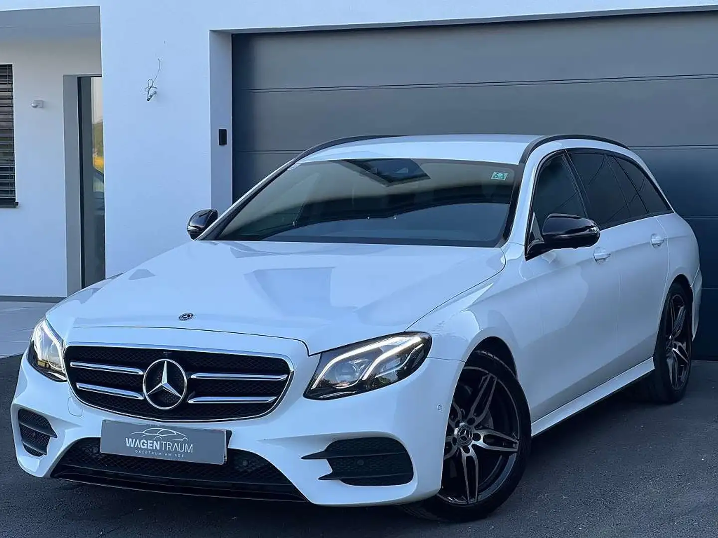 Mercedes-Benz E 220 d AMG line*Widescreen*Night Paket*360°Headup Weiß - 1