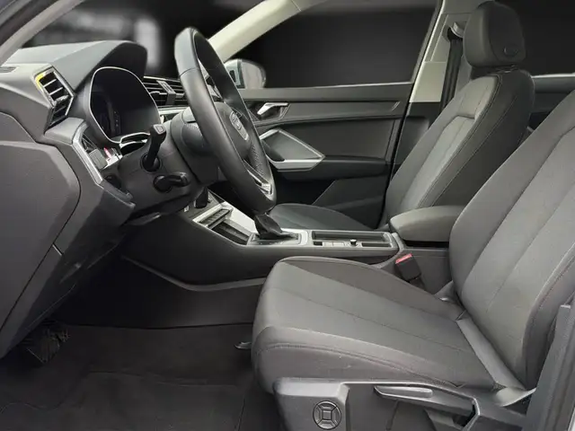 Audi Q3 view 14