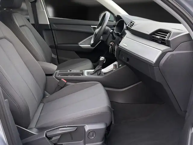 Audi Q3 view 13