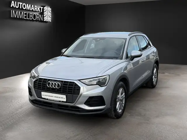 Audi Q3 view 3