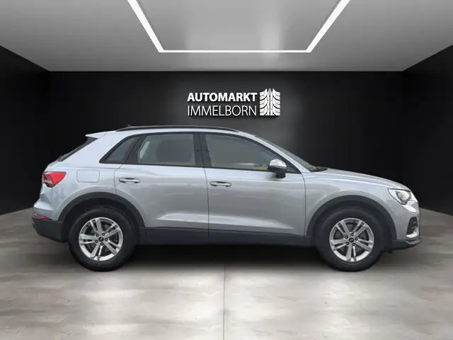 Audi Q3 view 11