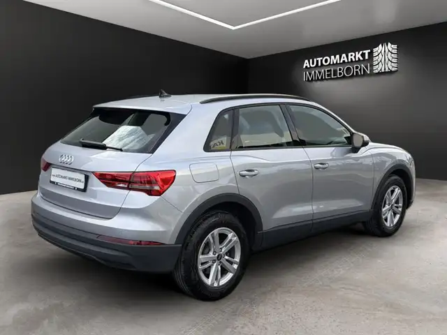 Audi Q3 view 8
