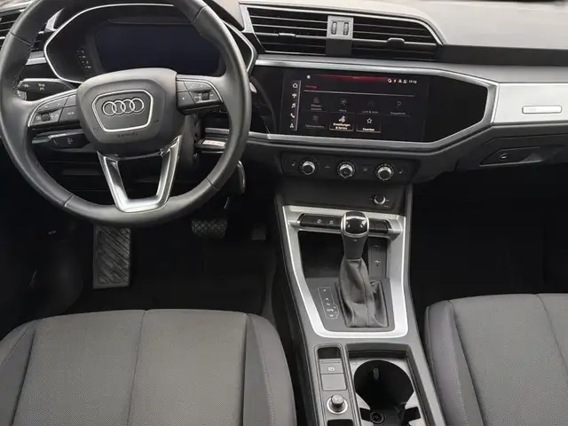 Audi Q3 view 15