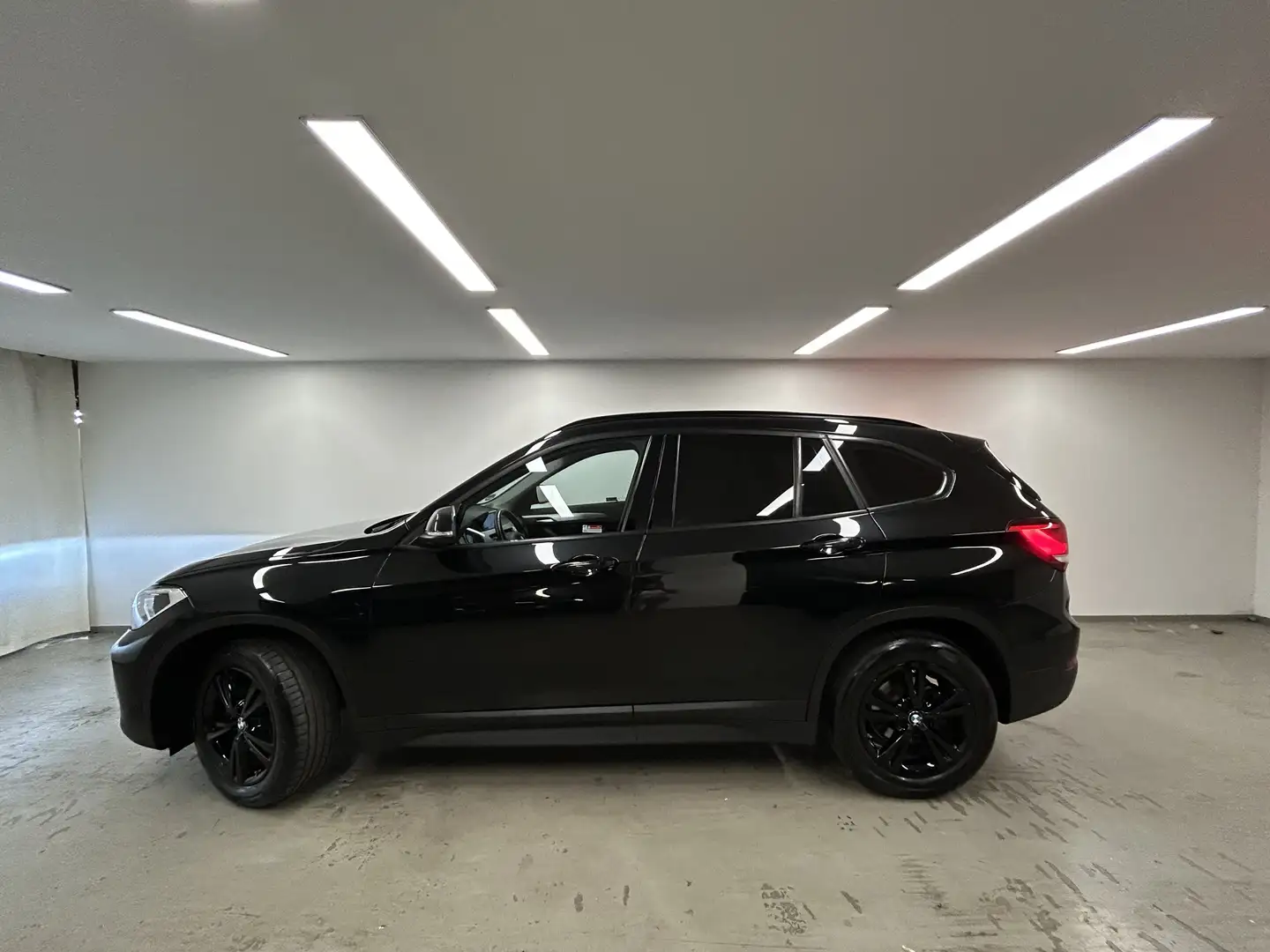 BMW X1 sDrive18i Advantage Parkass. DAB PDC LED Klimaaut. Negro - 2