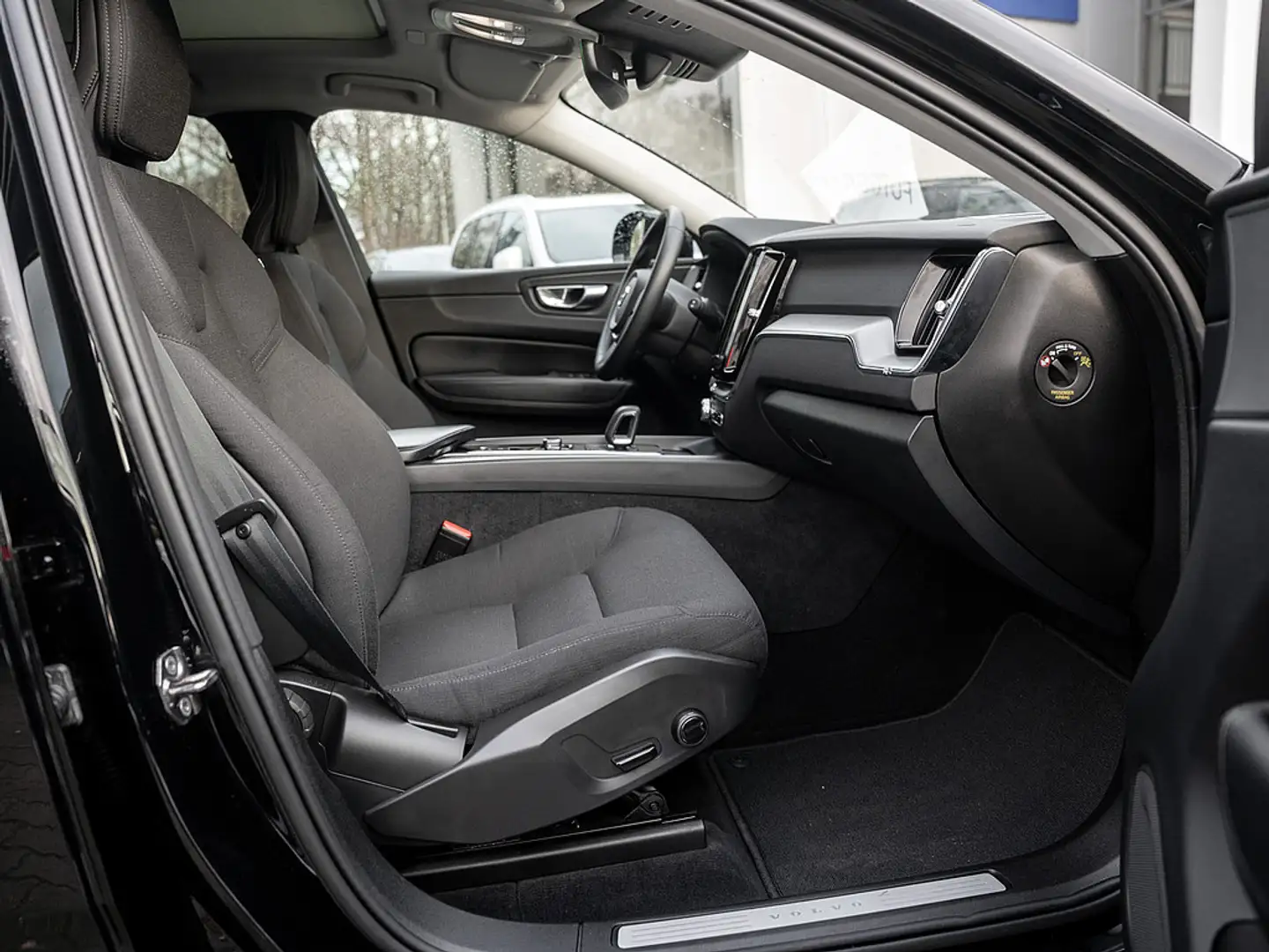 Volvo XC60 B4 Momentum Pro Schwarz - 2